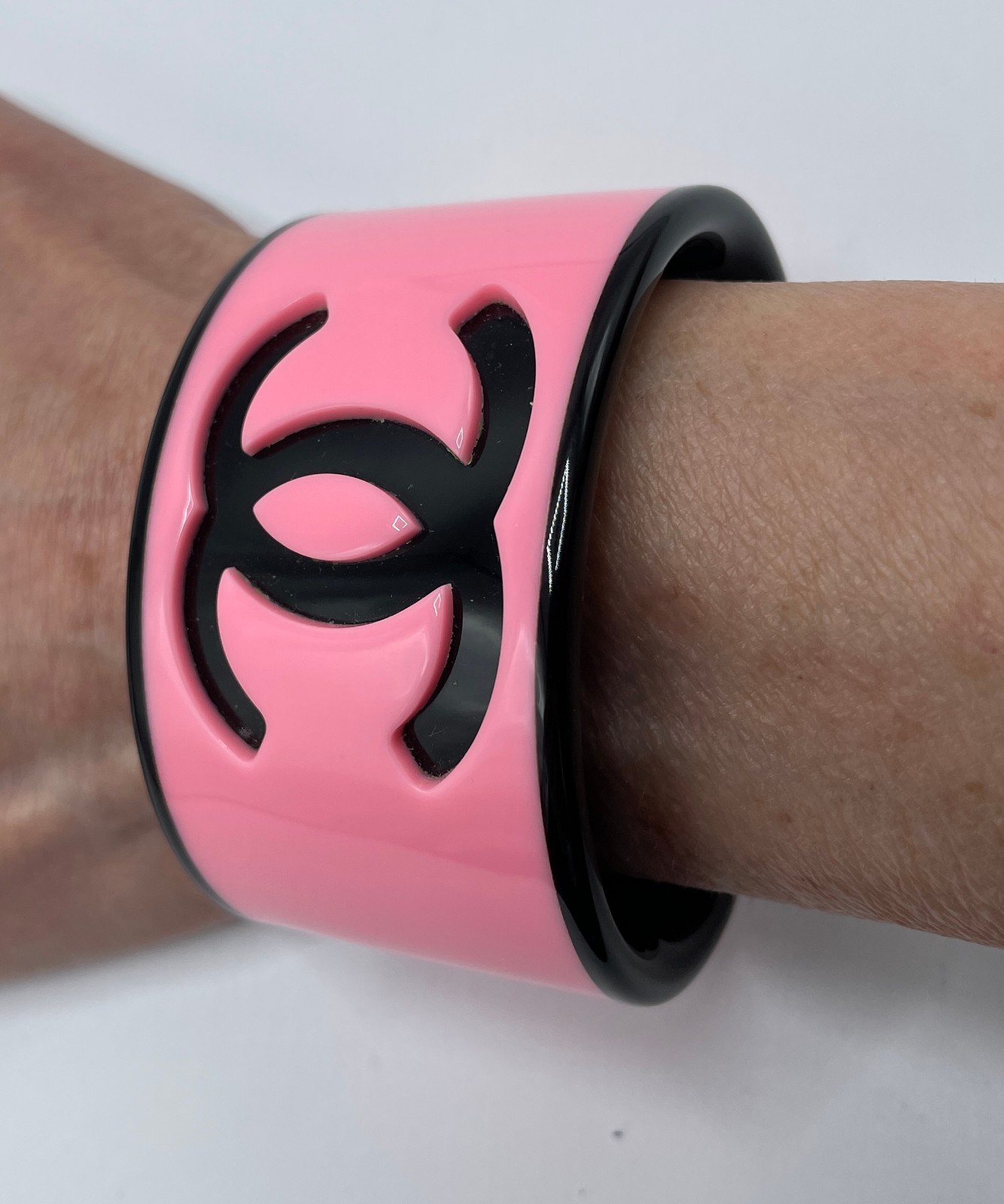 PINK (CC) OUTSIDE BLACK INSIDE LUCITE SPORTY CUFF BRACELET