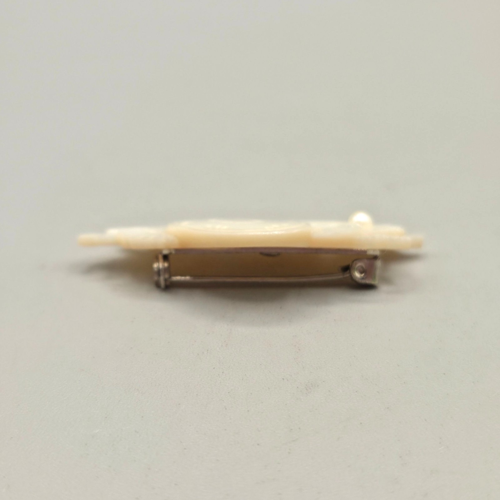 Hand Carved Mother Of Pearl Cultured Pearl Floral Brooch 1940s – 1970s