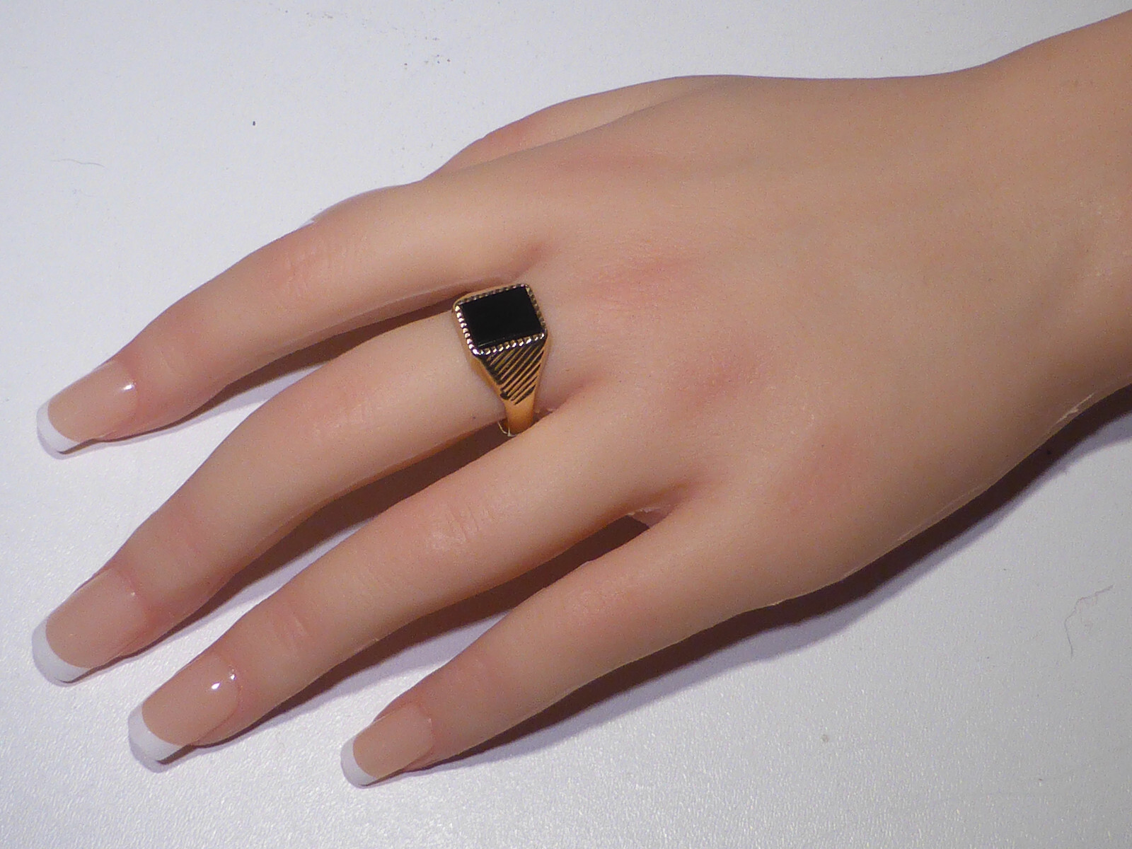 9ct Gold Signet Ring Jet UK Hallmark 1969 AJ Size T 1/2 Boxed