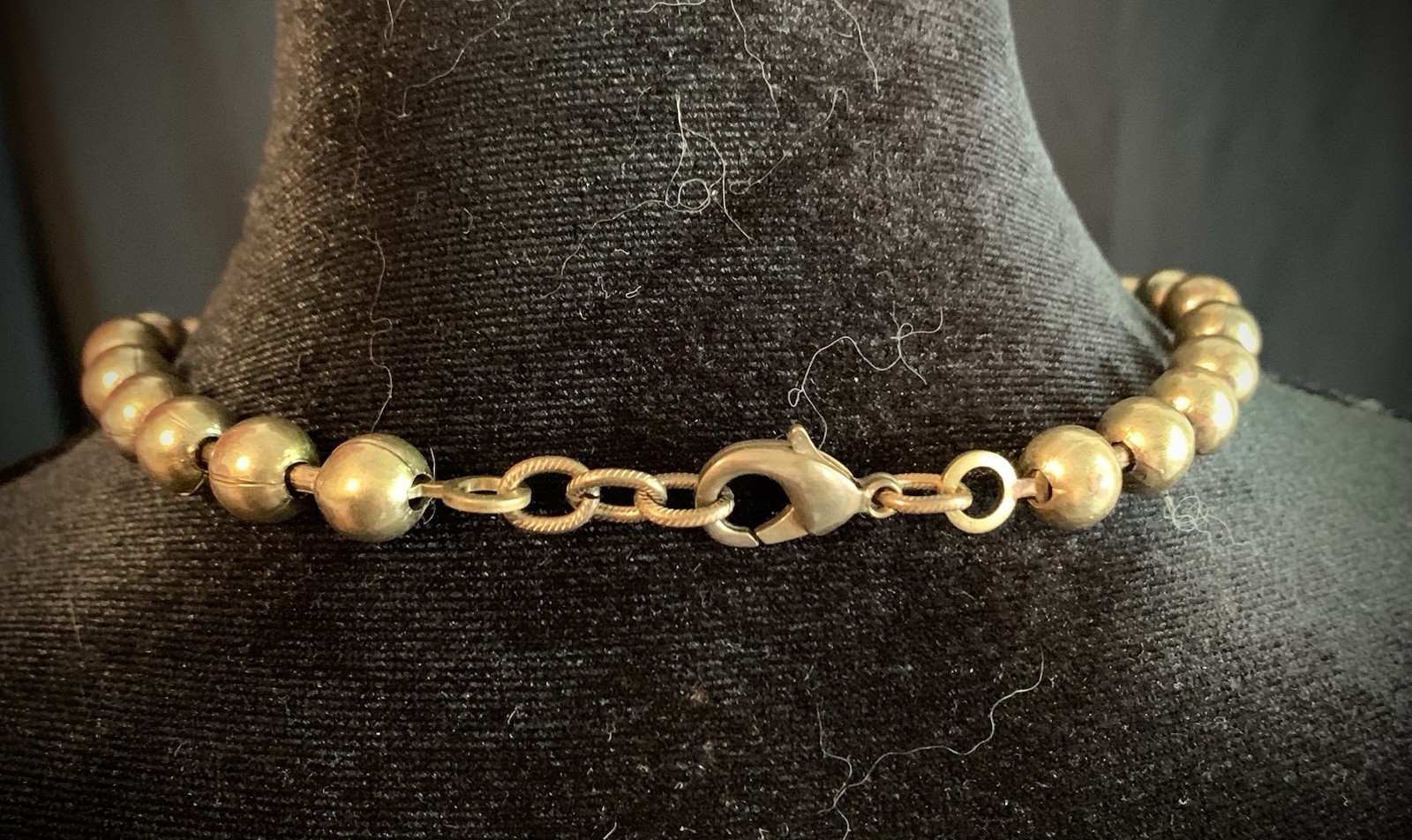 This Twisted Silver ball and chain necklace polished brass beads toggle closure.