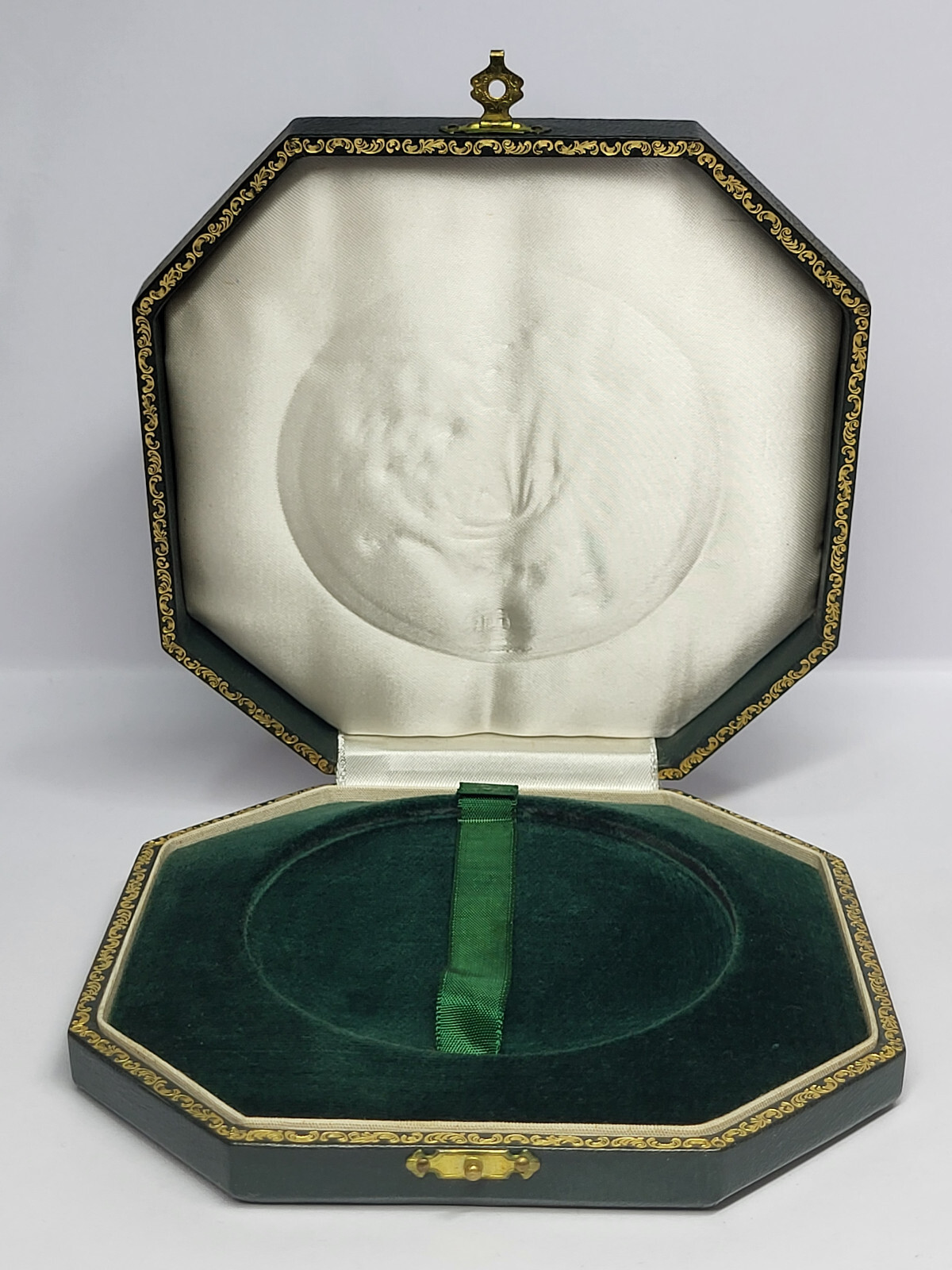 Antique Vintage Empty JEWELRY BOX for a Medal with 3 1/2 Inches in Diameter #2