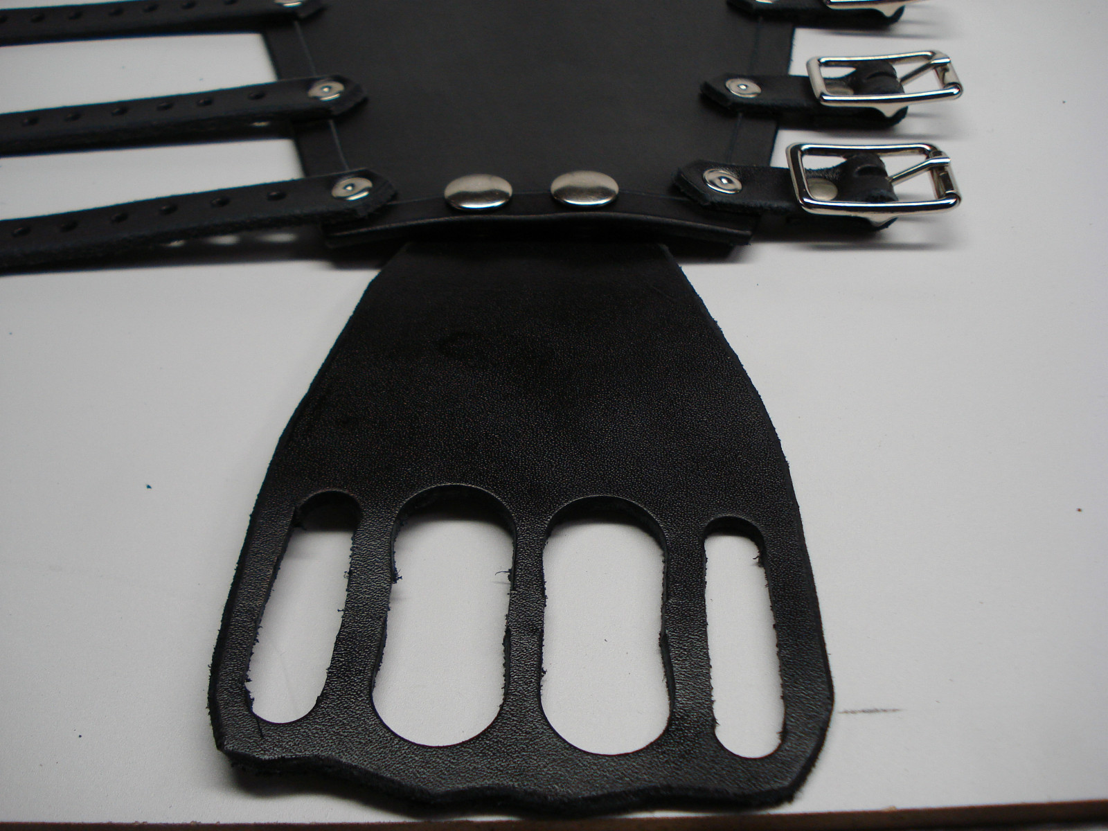 UNISEX PAIN LEATHER GAUNTLETS AND FIST. THRASH METAL…(MDLUG0272)….OVERDOSE’S