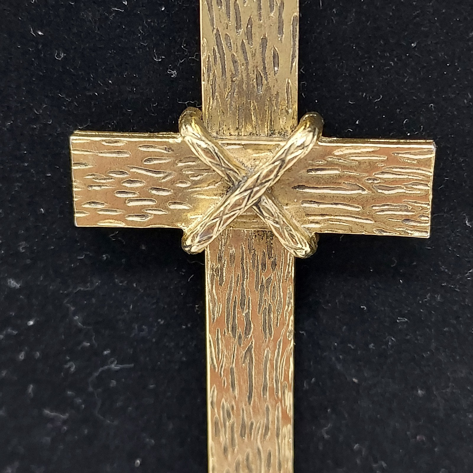 Cross Necklace Men Large Gold Tone Wood Grain Metal 3″ Cross 22″ Signed Chain