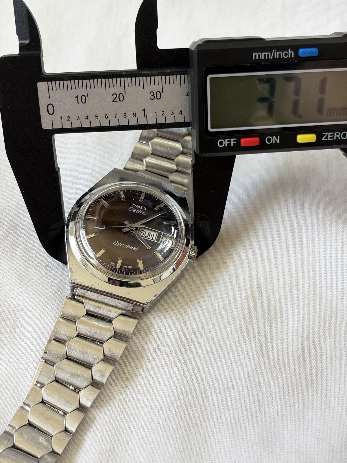 Vintage 1977 Timex Electric Dynabeat 26277 Maroon Dial Watch Runs
