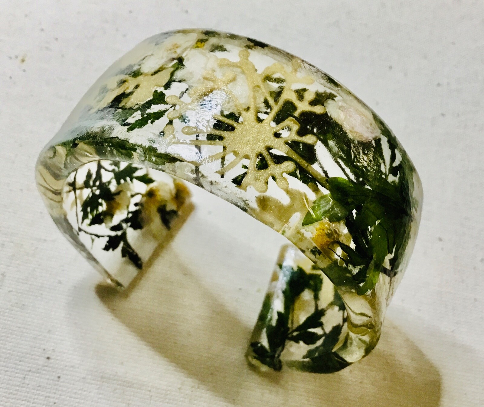 Everblossom White Flower Resin Bangle – Nature-Inspired Jewelry with Real and Ar