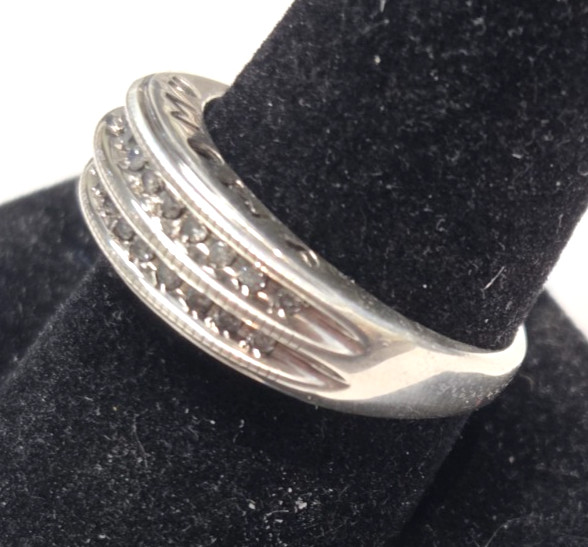 Elegant Sterling Silver 925 Signed Sun Real Diamond “MOM” Band Ring Size 9 1/8