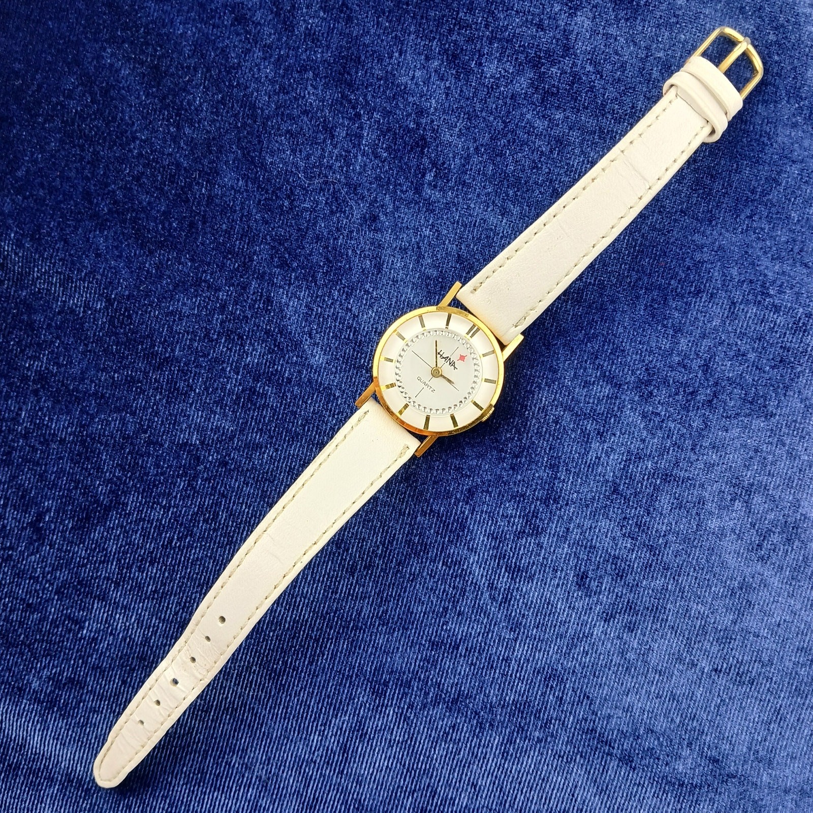 Hana Quartz Ladies Analog Wrist Watch white band numberless face works great