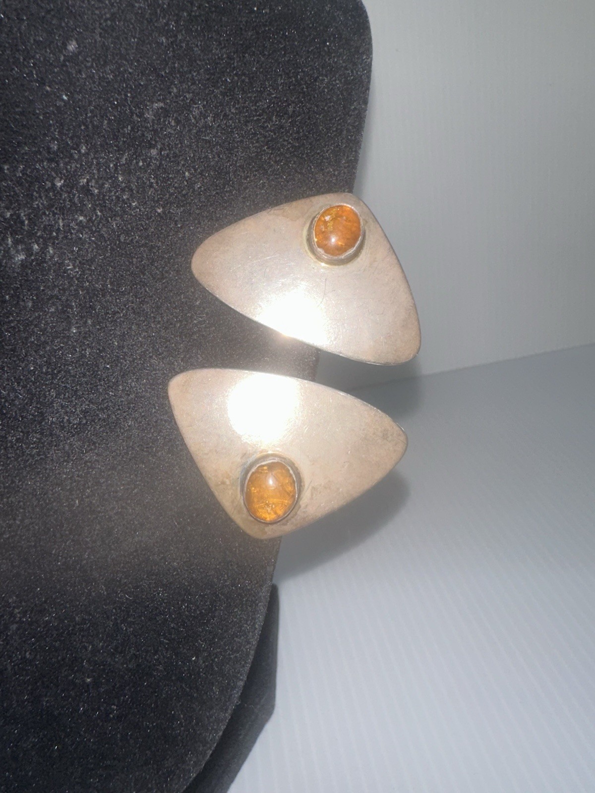 SUSAN CUMMINGS RARE MODERNIST STERLING SILVER AMBER CLIPON TRIANGULAR EARRINGS