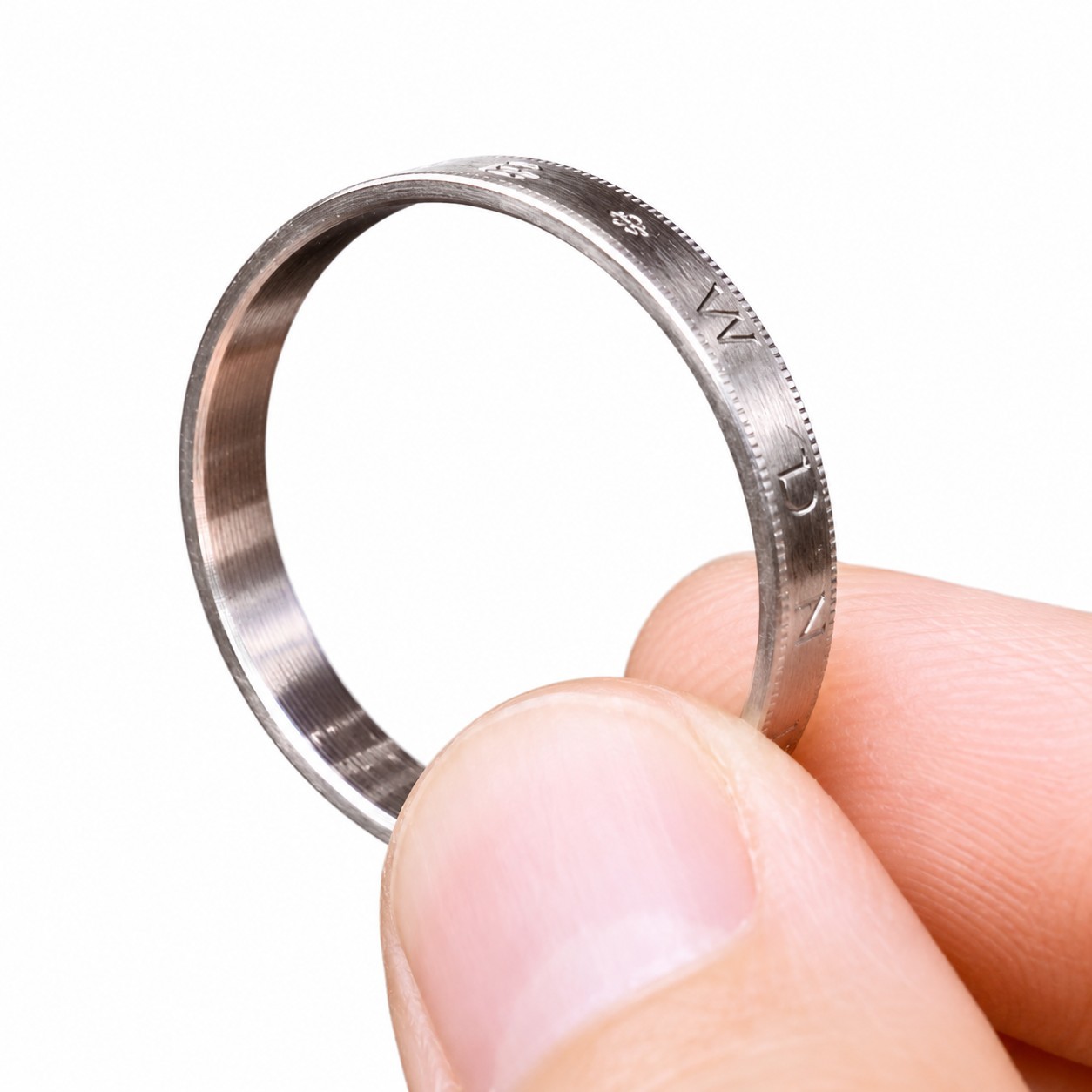MONKEY 47 Gin Bottle RING STAINLESS STEEL with Inscription – ‘EX PLURUBUS UMUN’
