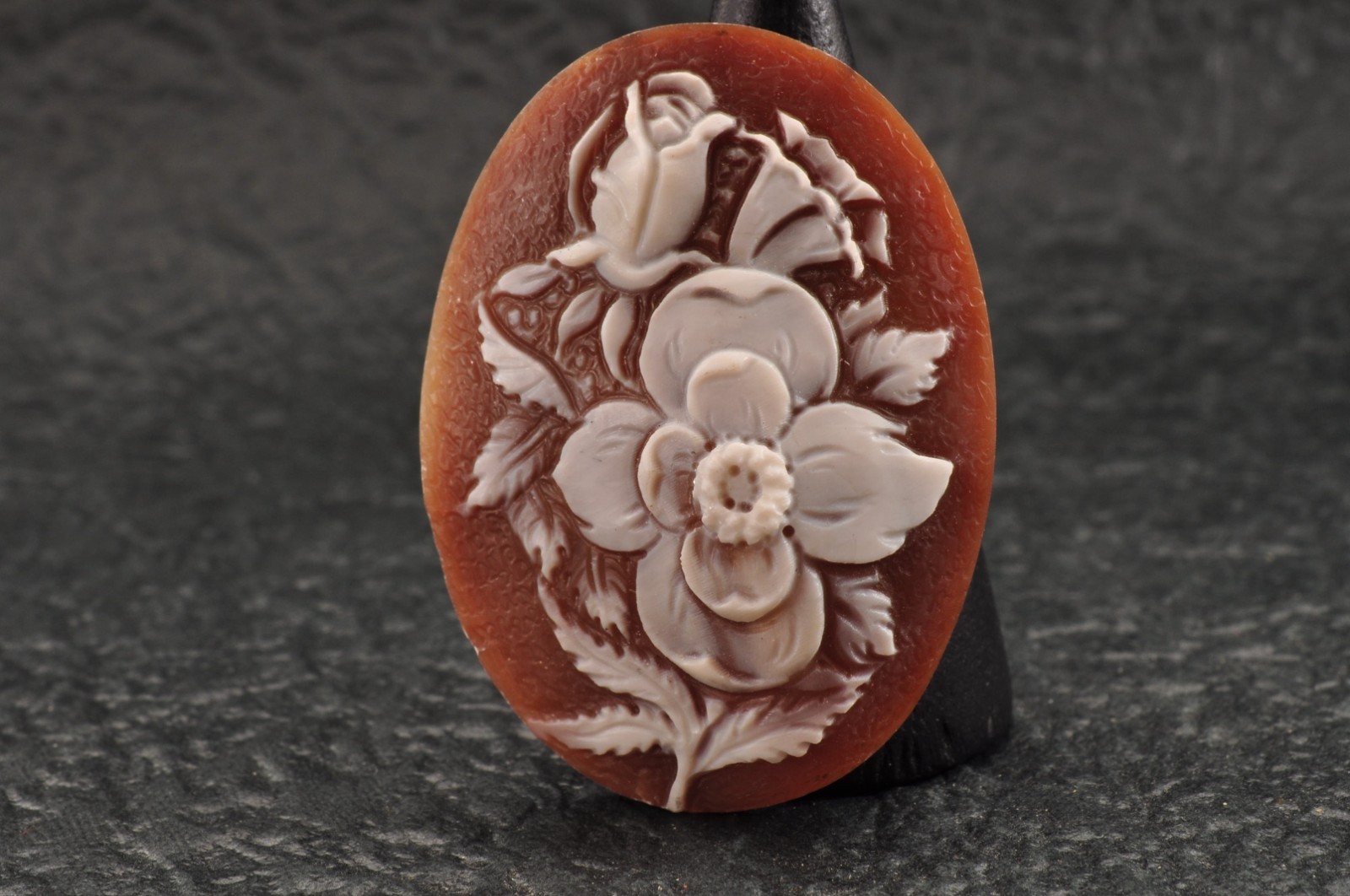 Vintage oval shape Sardonyx shell cameo, carved “Lily motif” (total 25.0ct).