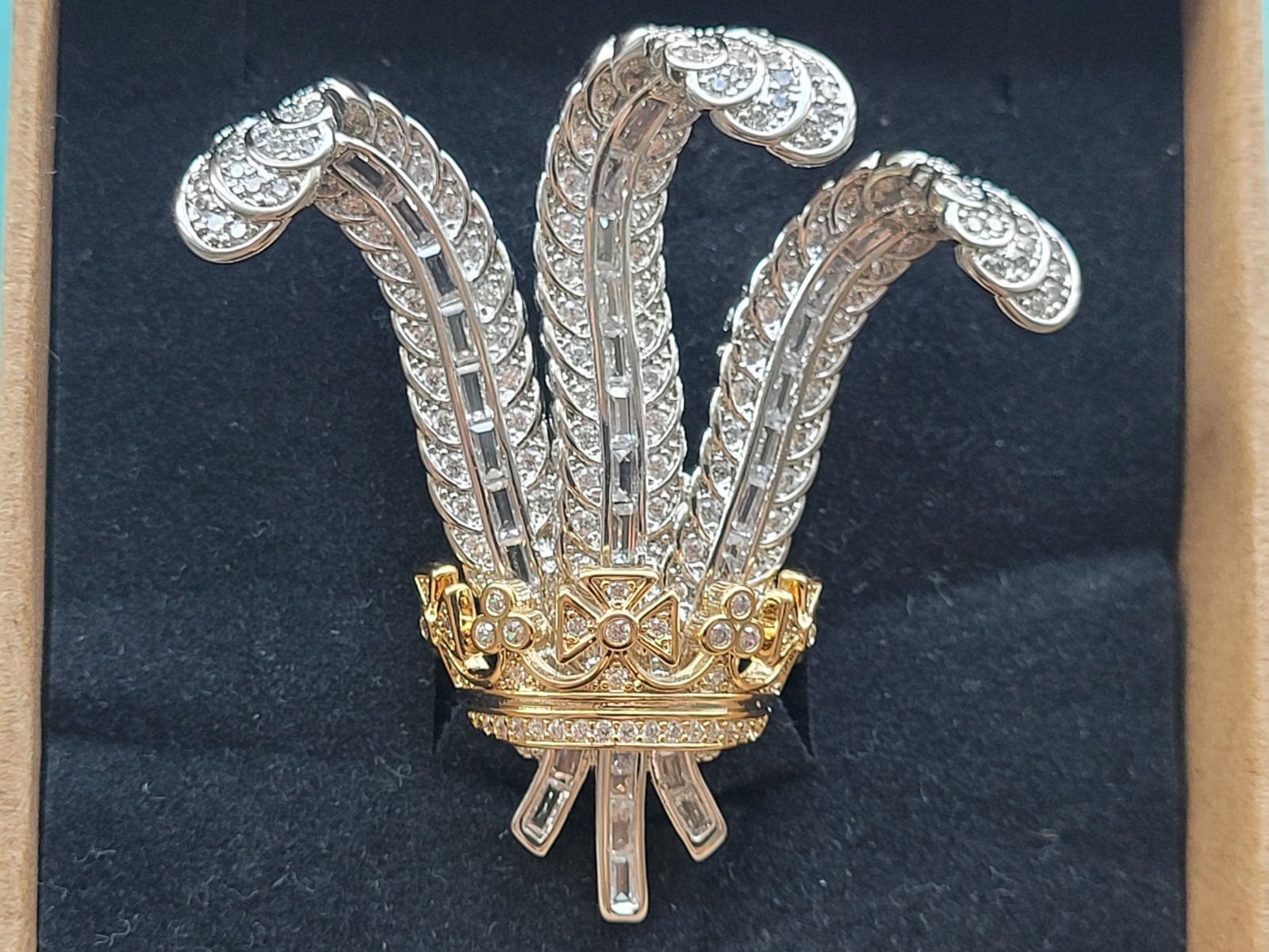 Duchess of Windsors Prince of Wales brooch, Elizabeth Taylor,royal, Gift
