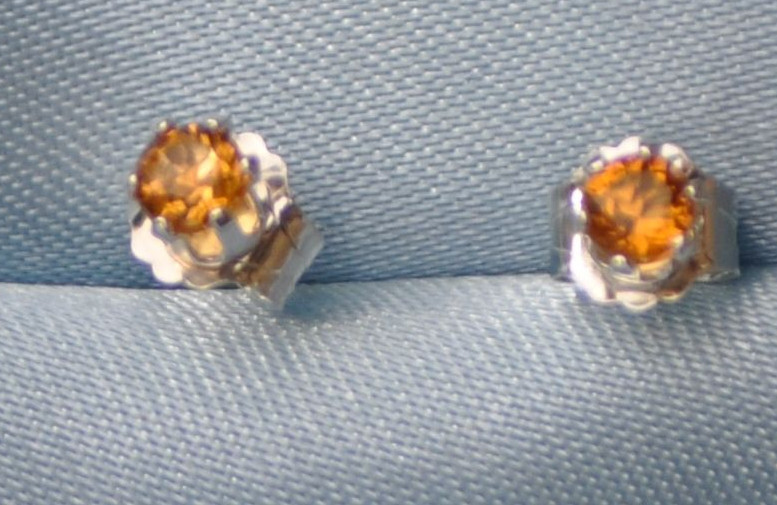 HANDCRAFTED 4.0MM RND NATURAL GOLDEN CITRINE STUDS IN STERLING SILVER 0.50CTW