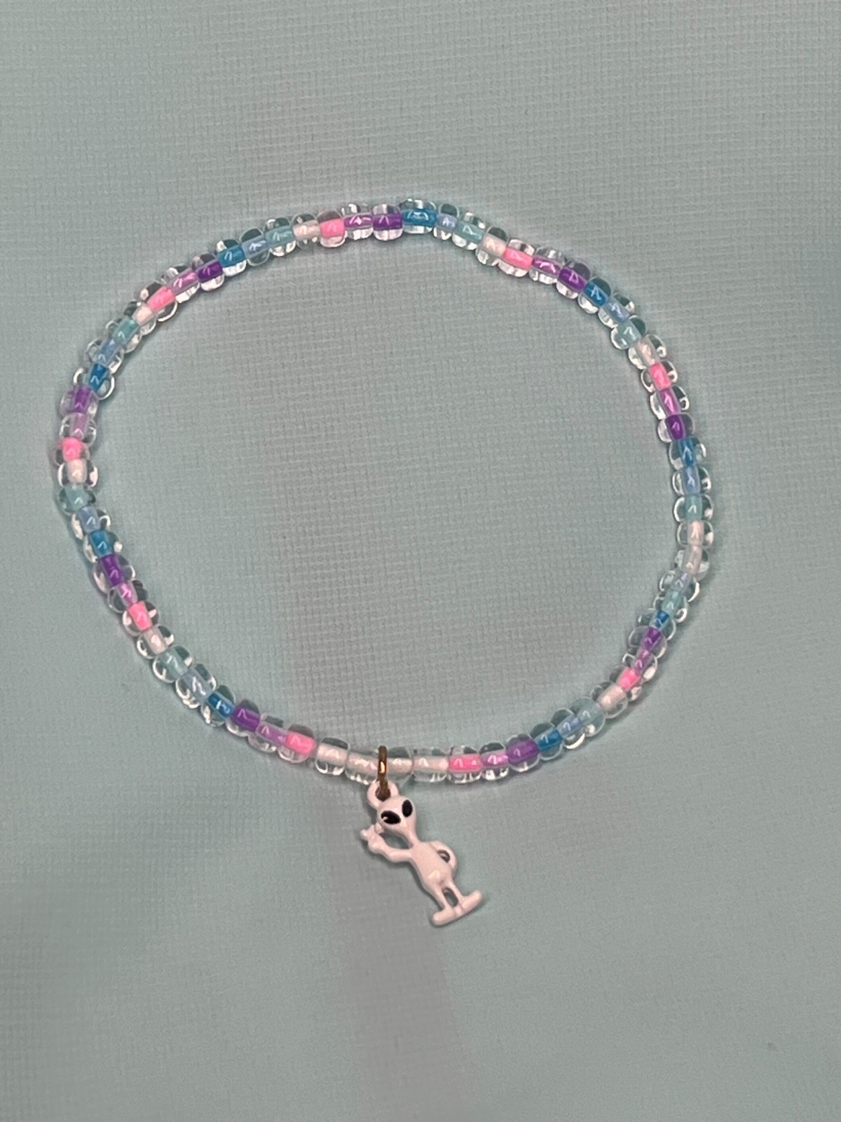 Glow-in-the-Dark Alien Peace Sign Stretch Bracelet (7.5″) | White Alien Charm &