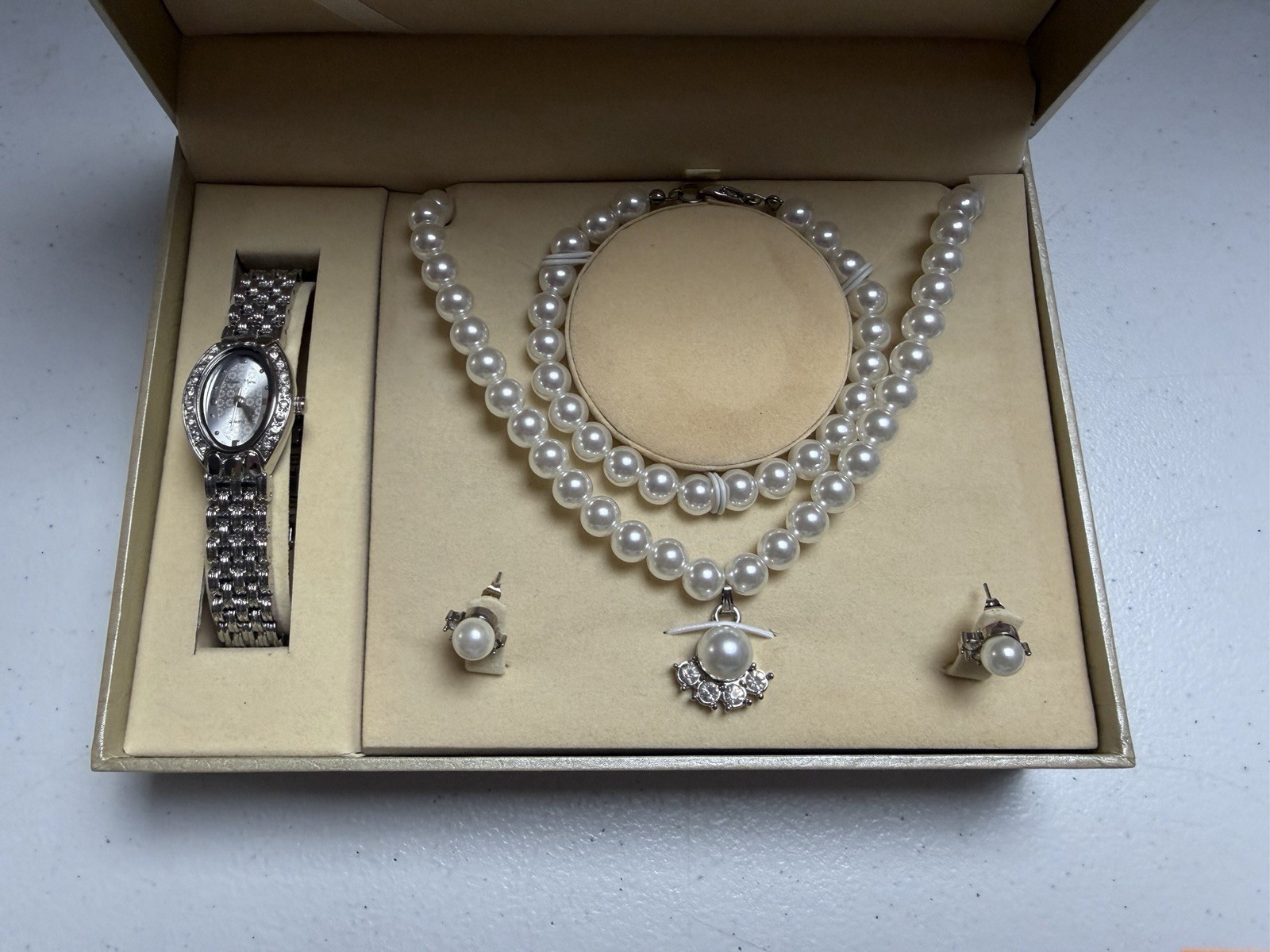 TRUMP MARINA HOTEL CASINO PEARL BRACELET NECKLACE EARRINGS WATCH SET COMB SHIP