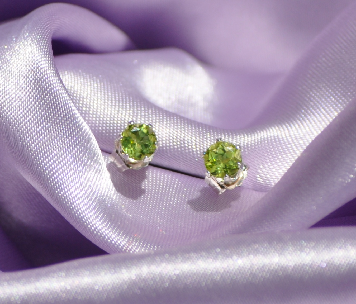 PETITE ROUND GREEN PERIDOT STUDS IN STERLING SILVER– 3.0mm
