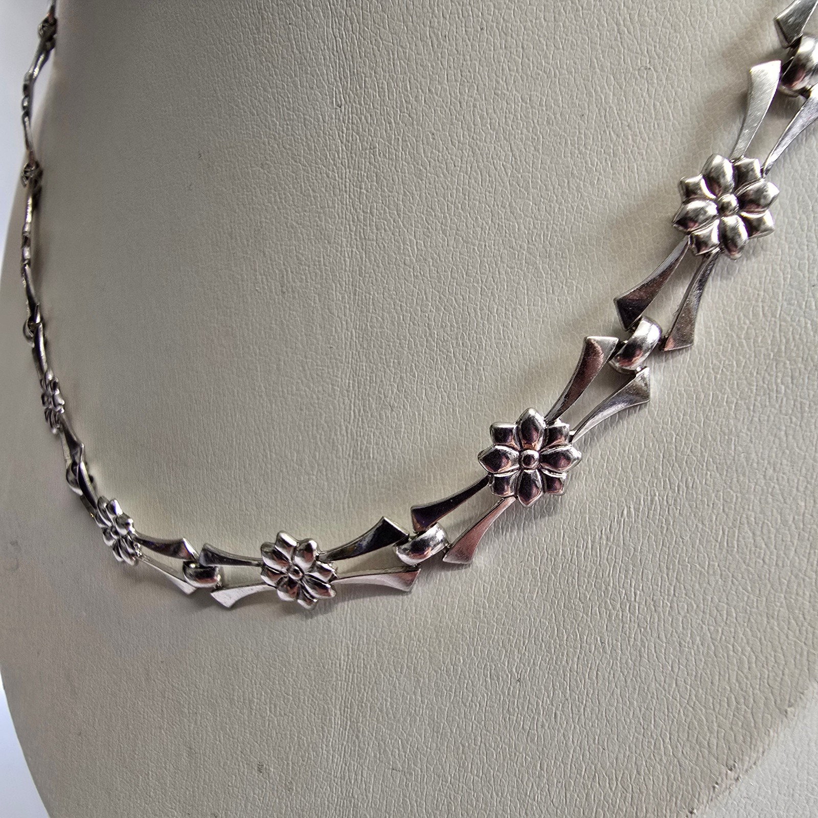 Sterling Silver Floral Necklace 14.53g Fine Jewelry 15″ Chain Flower Choker