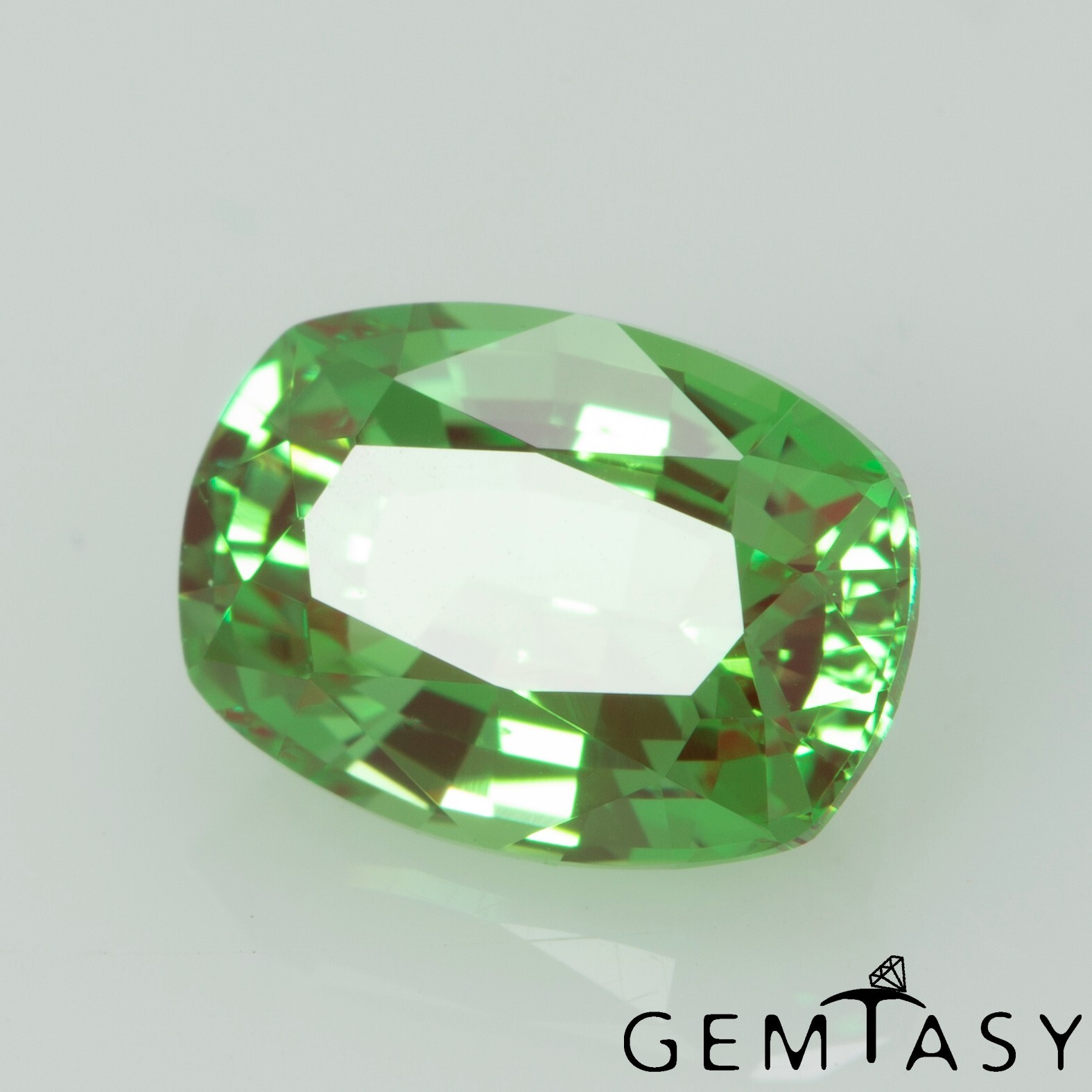 Cut stone – YAG Green-Red Czochralski (Pulled) lab grown, 7x5mm 1.18-1.39ct