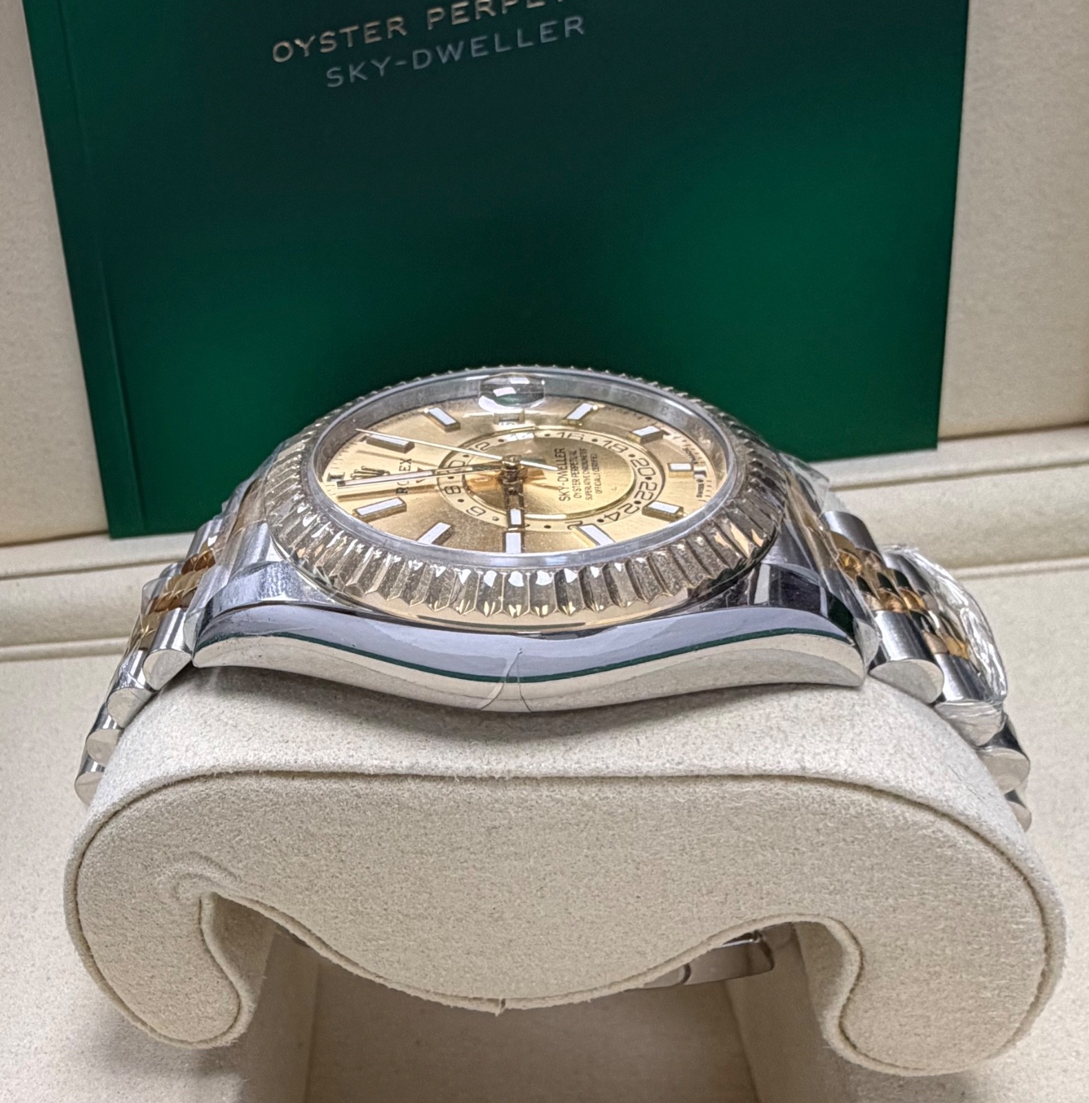 Rolex Skydweller 2025 42mm 336933 Champagne Dial 18K YG Bezel TT Jubilee B&P