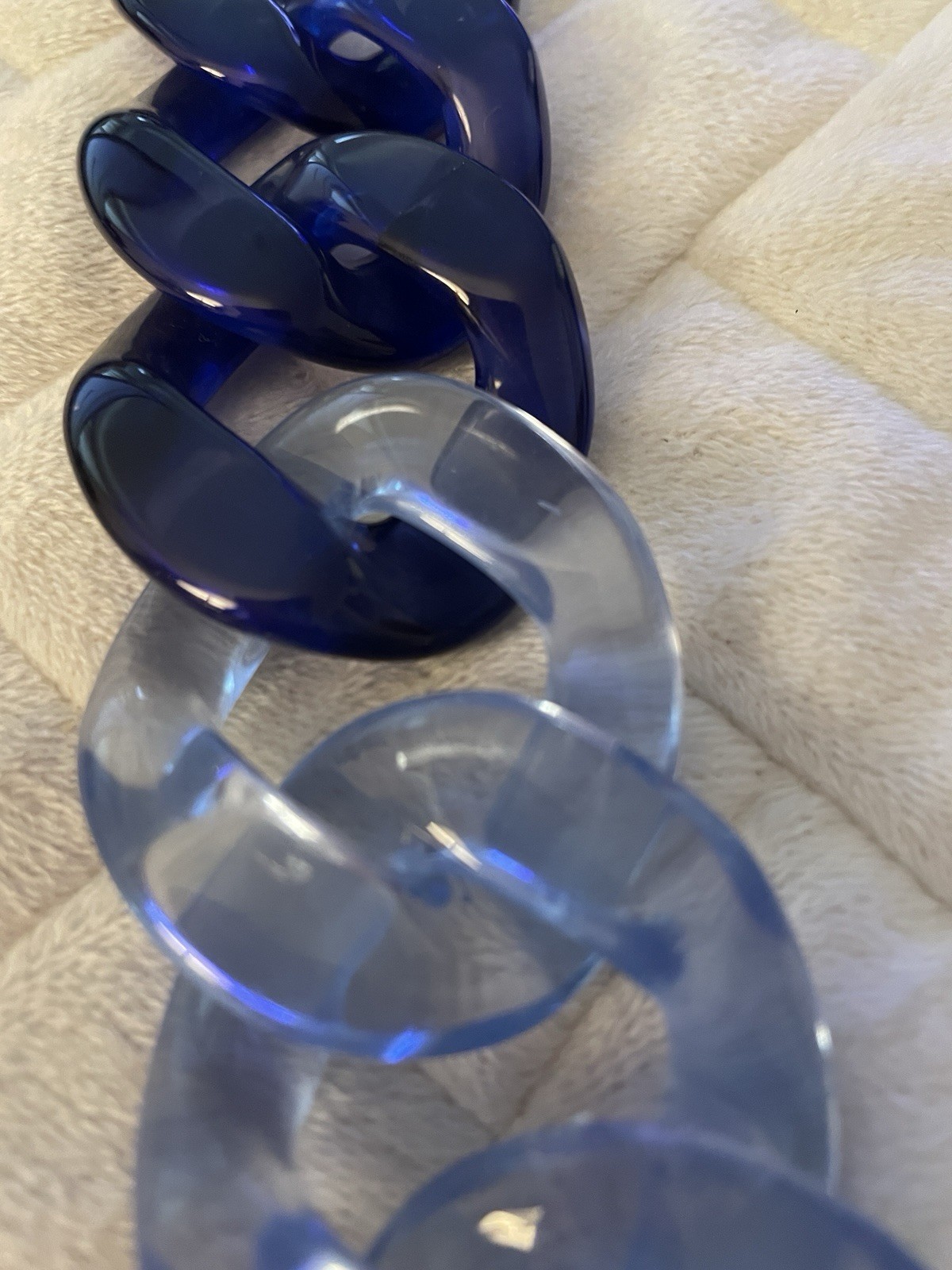 Super fun MOD 1980s multi hued Blue Lucite Necklace Acrylic bold 34” good cond