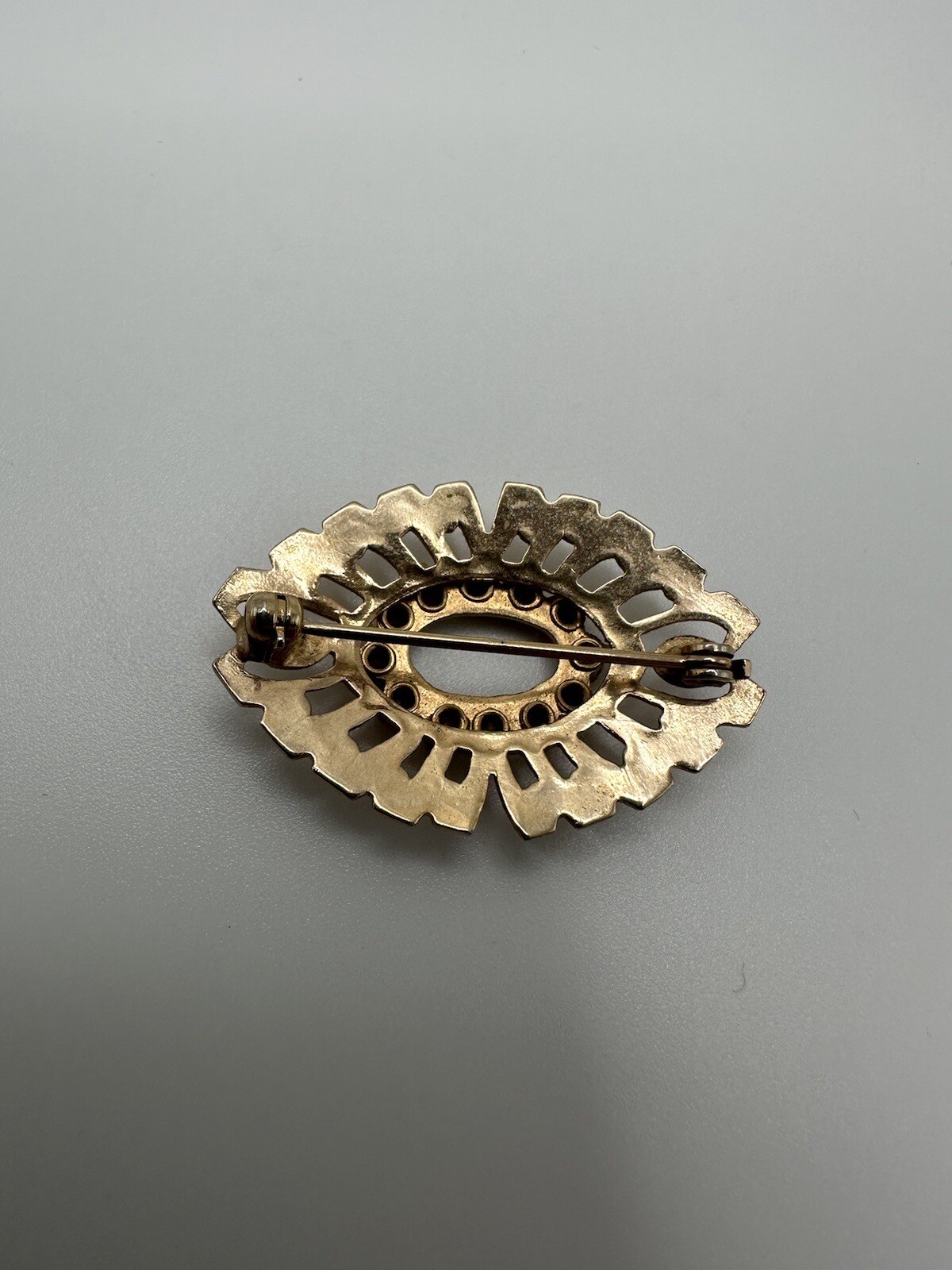 Vintage Gold Ornate Rhinestone Oval Brooch 3.6cm JB15