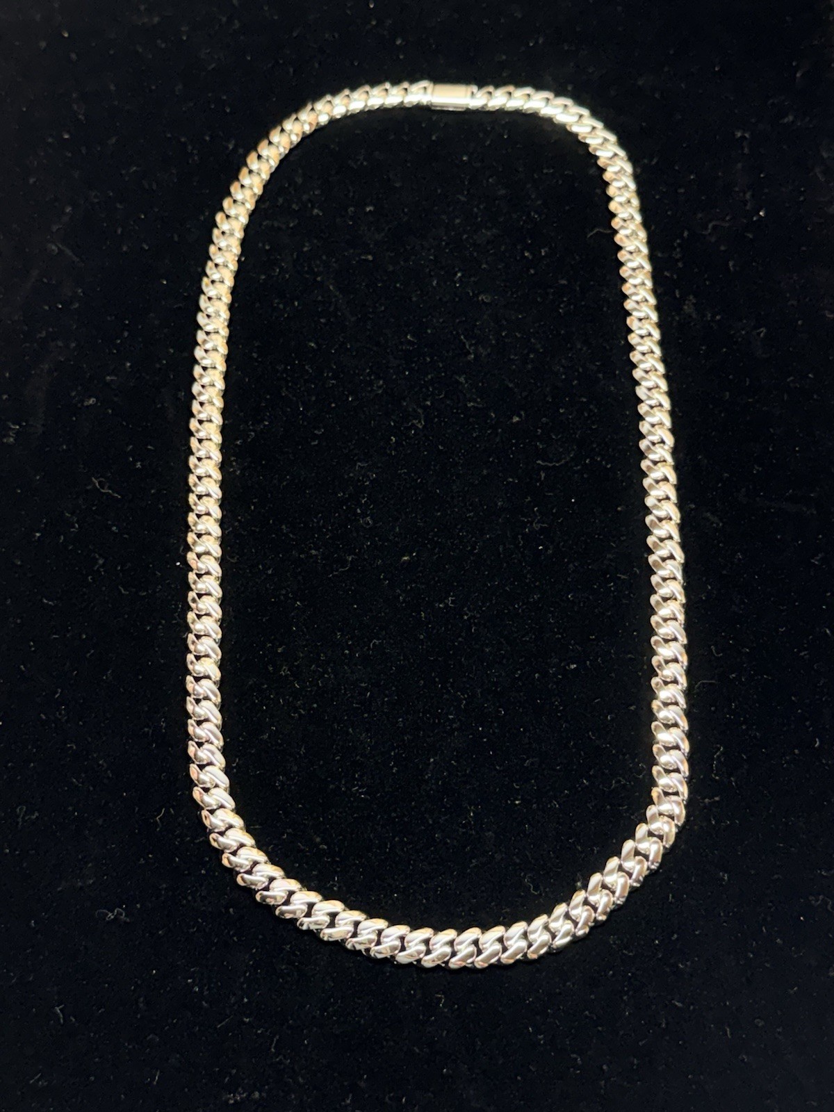 8mm Miami cuban chain in 925 silver 22 inches long (72.8g)