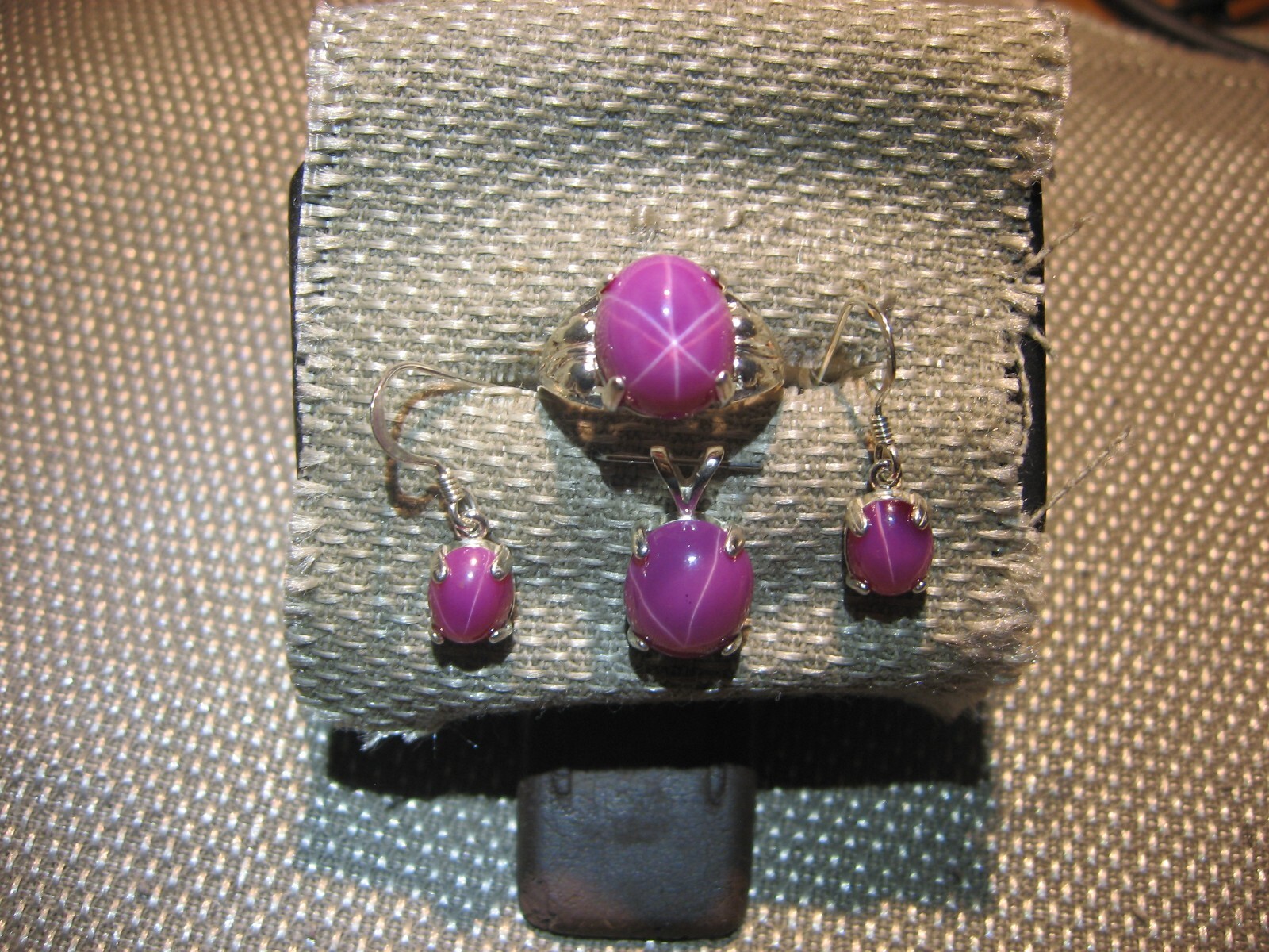 BIG RED LINDE STAR SAPPHIRE JEWELRY SET; RING, PENDANT, EARRINGS, SIZE 7