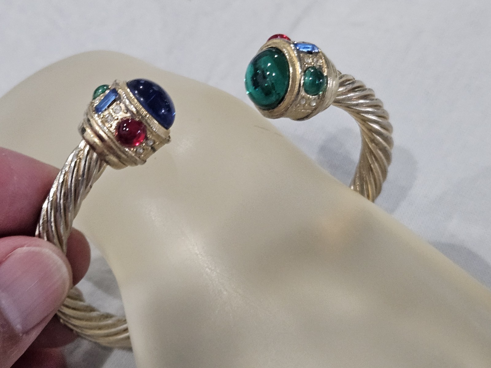 Beautiful Vtg gripoix Cabachon Blue Red Green gold tone cable cuff bracelet