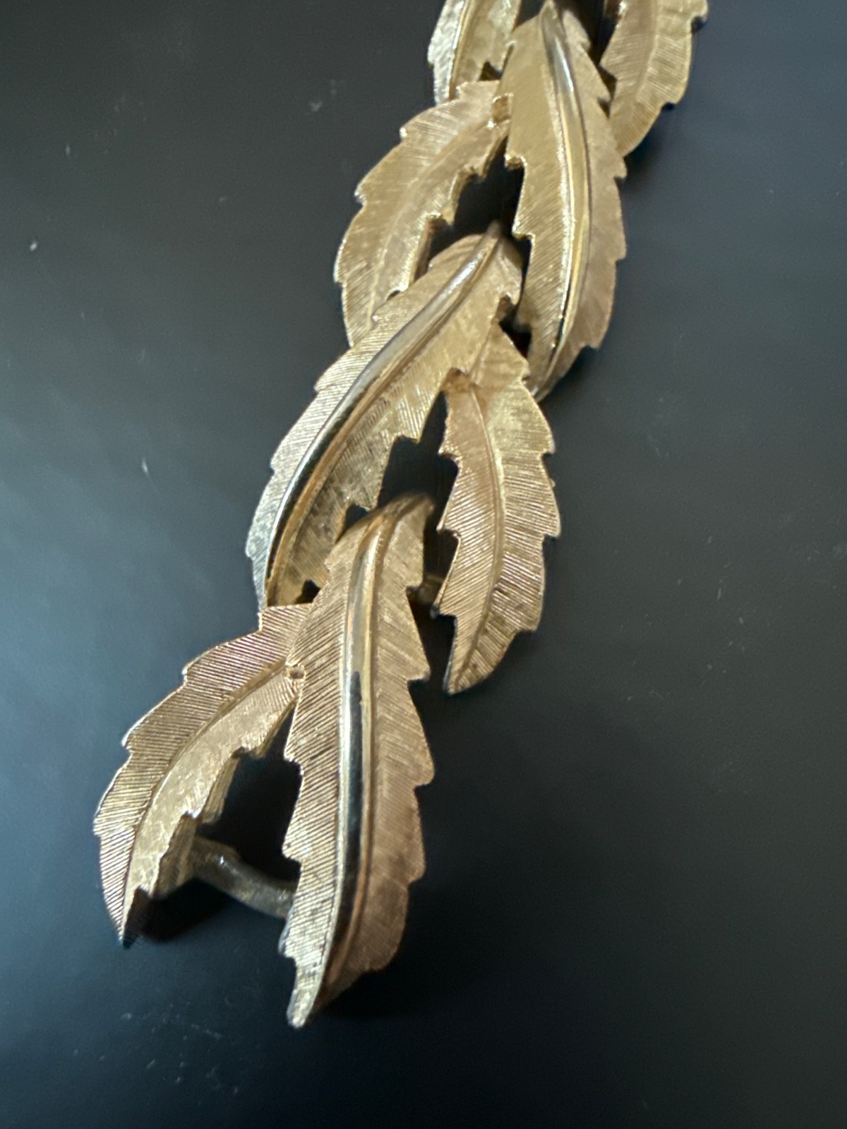Vintage gold-tone Trifari leaf bracelet – 7”