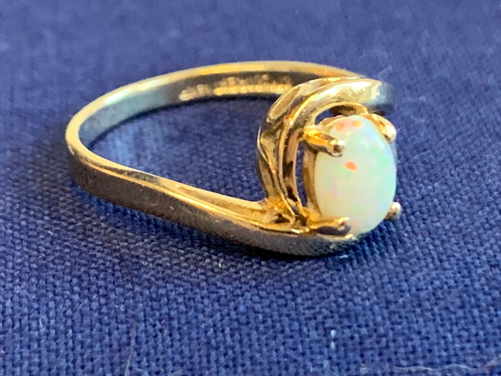 14K Yellow Gold Ring 1.95g Fine Jewelry Size 5 Band Opal Look Stone *READ*