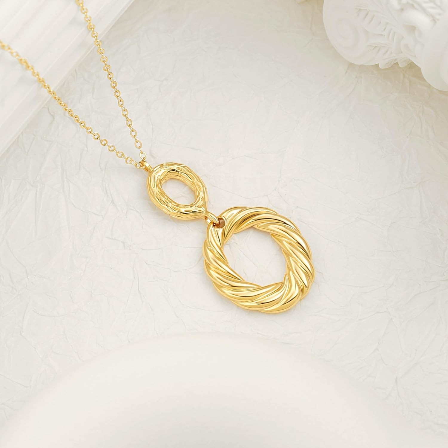 Chic Handcrafted Long Pendant Necklace in 18K Gold – Perfect for Any Occasion