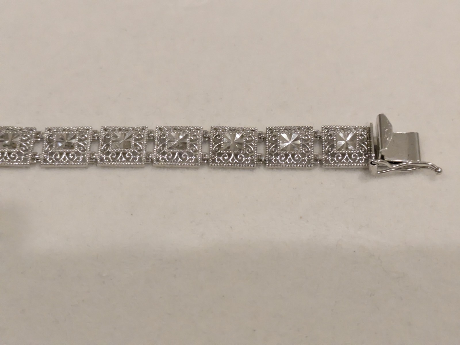 10kt White Gold 8.8mm Square Filigree Link Chain 7.25″ Bracelet 7.74 Grams