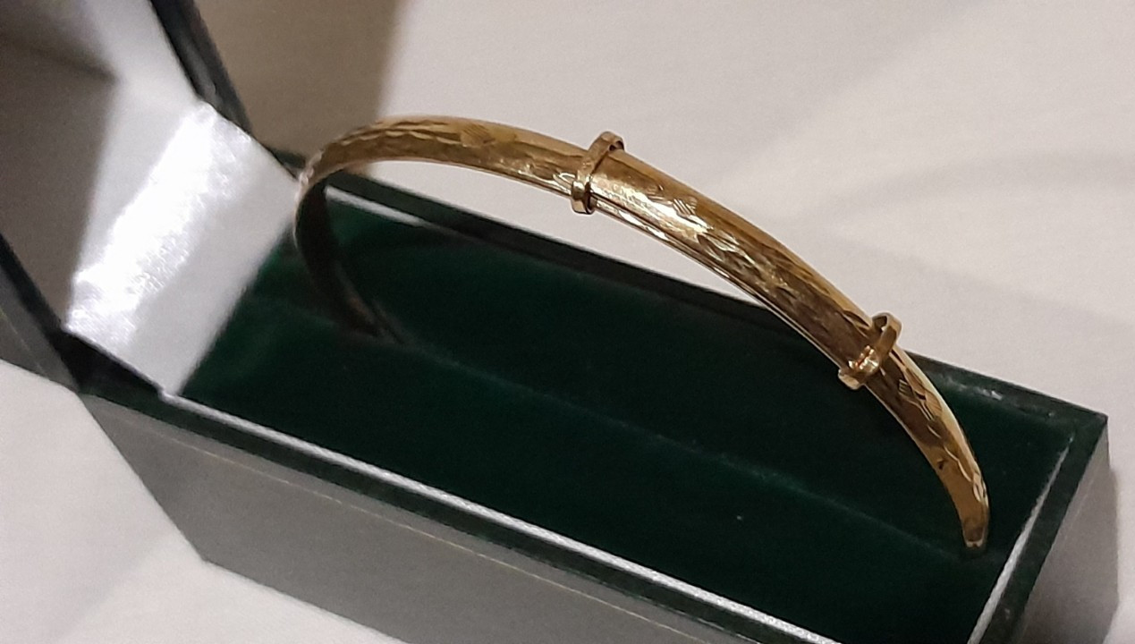 LARGE 9ct Gold ‘ADULT’S EXPANDABLE DIAMOND-CUT’ 8 inch Round BANGLE. 4.40 grams
