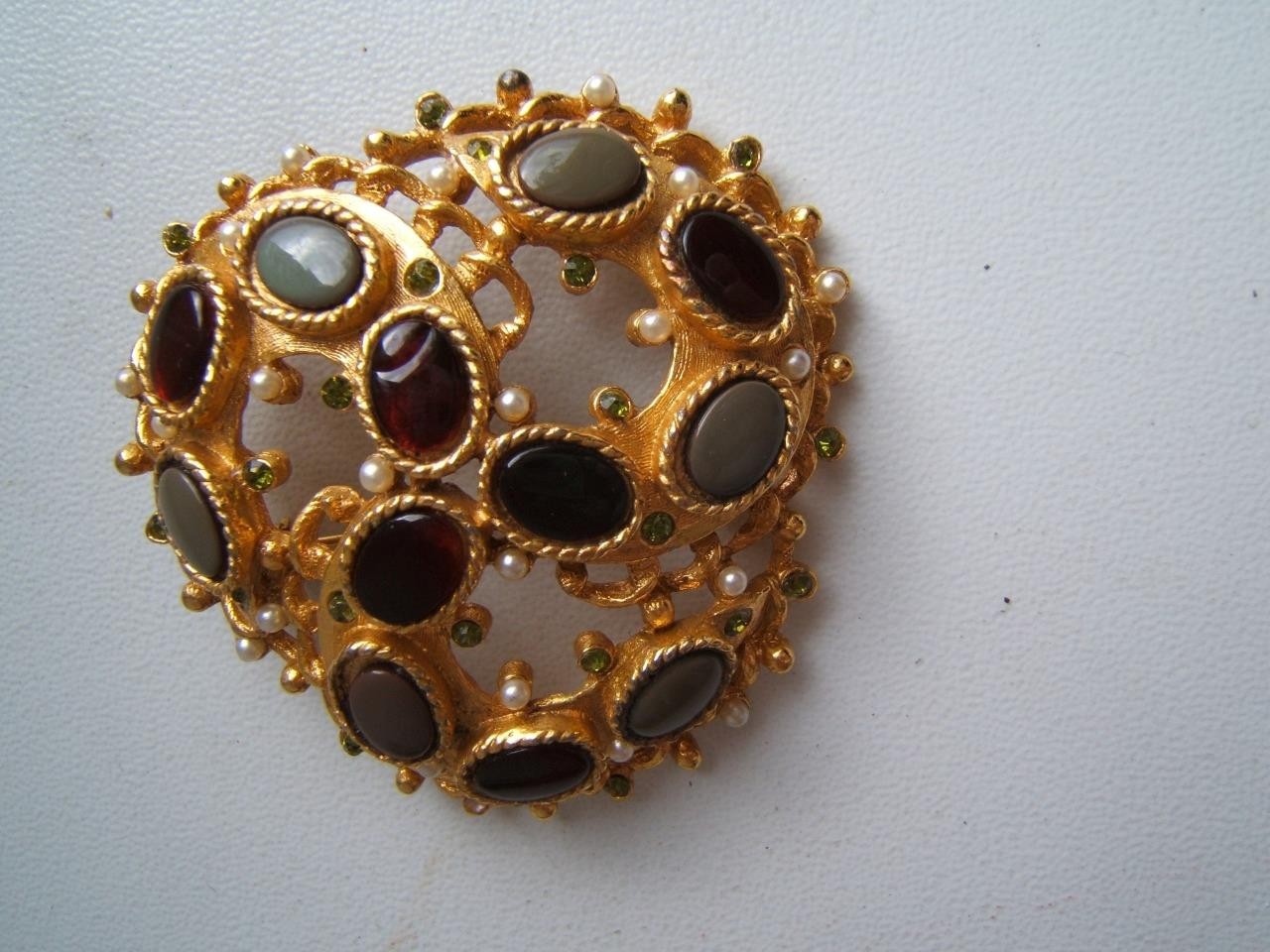 VINTAGE CORO GOLD TONE BROOCH PIN W/ RED & GREEN STONES