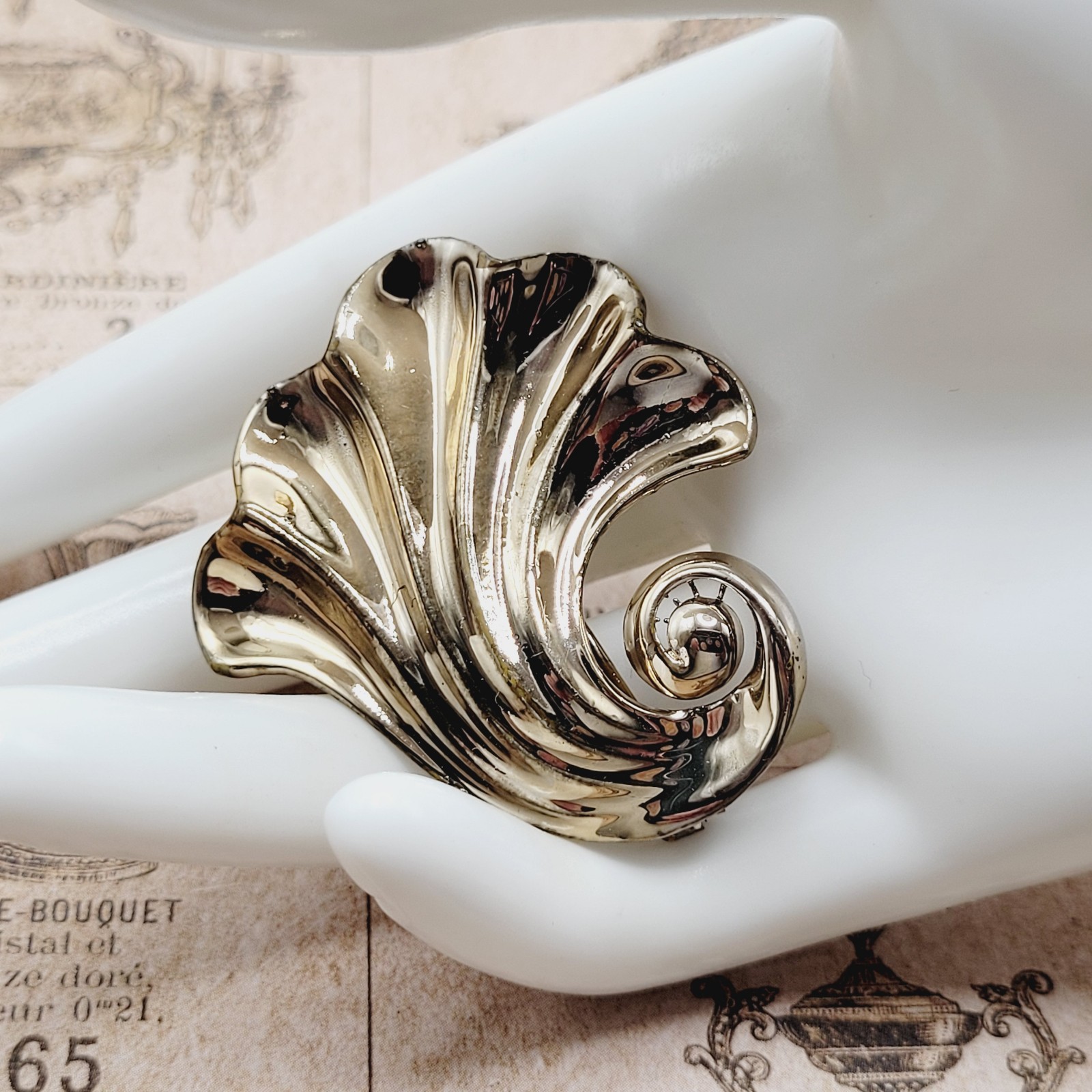 Nouveau Style Nautical Shell Swirl Wave Gold Tone Pin Retro 1940s Style Brooch