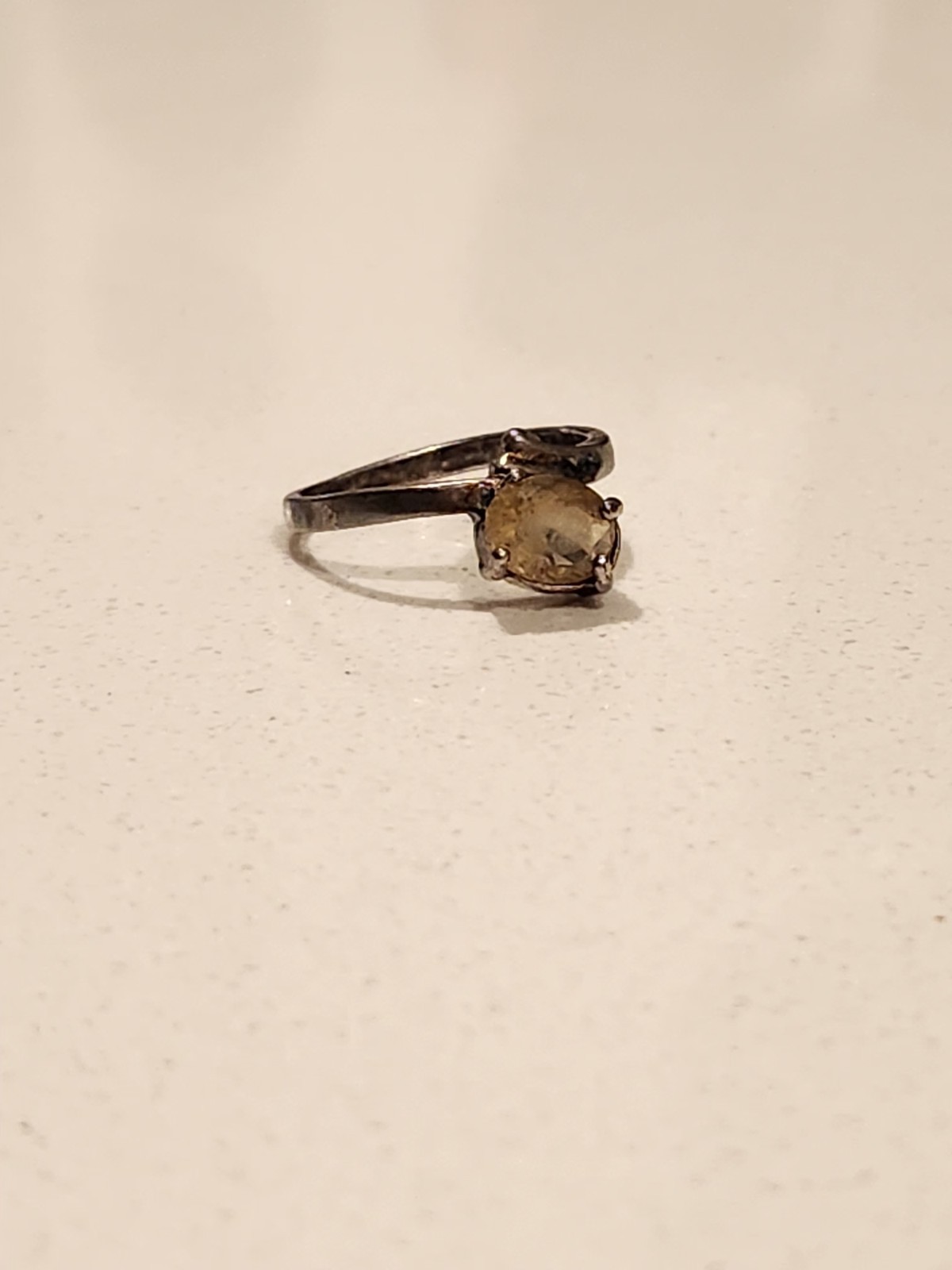 925 Silver Ring With Yellow-Green Stone / Slightly Damaged