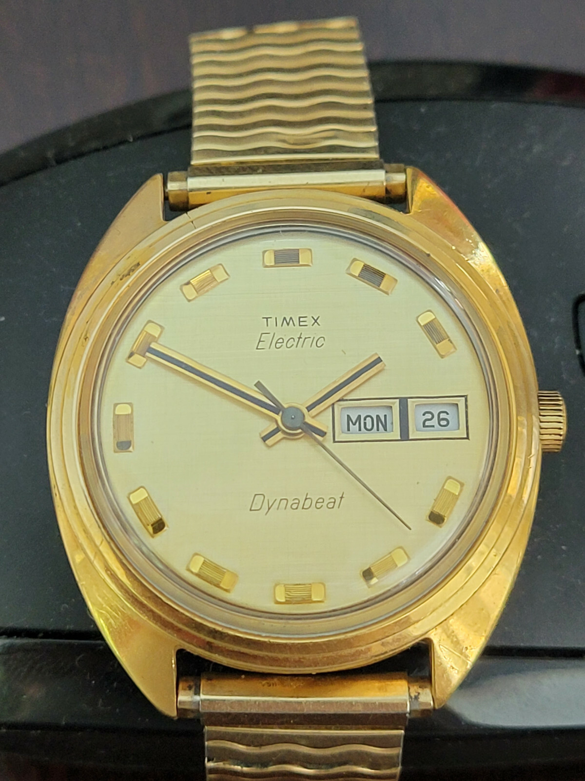 VERY FINE VINTAGE TIMEX ELECTRIC DYNABEAT DAY/DATE WRIST WATCH VERY CLEAN WATCH