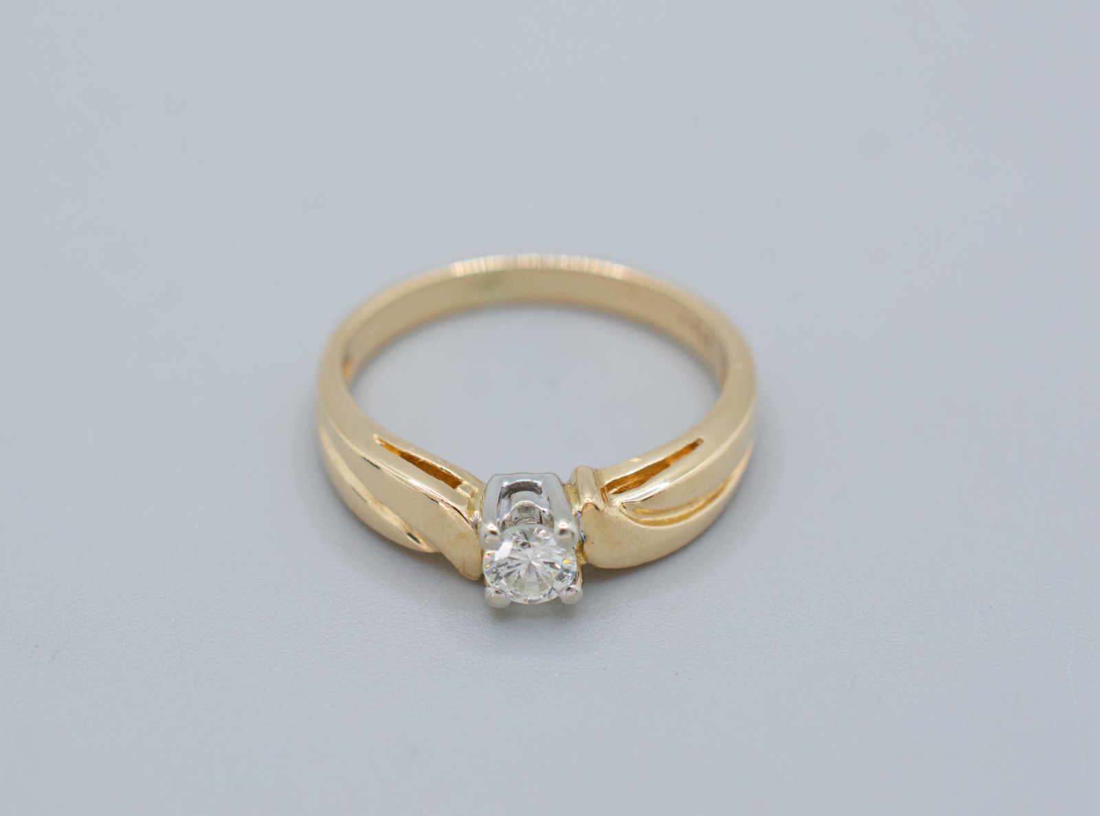 (MA5) 14K Yellow Gold Solitaire Diamond Ring .15 ctw 2.4 Grams Size 4