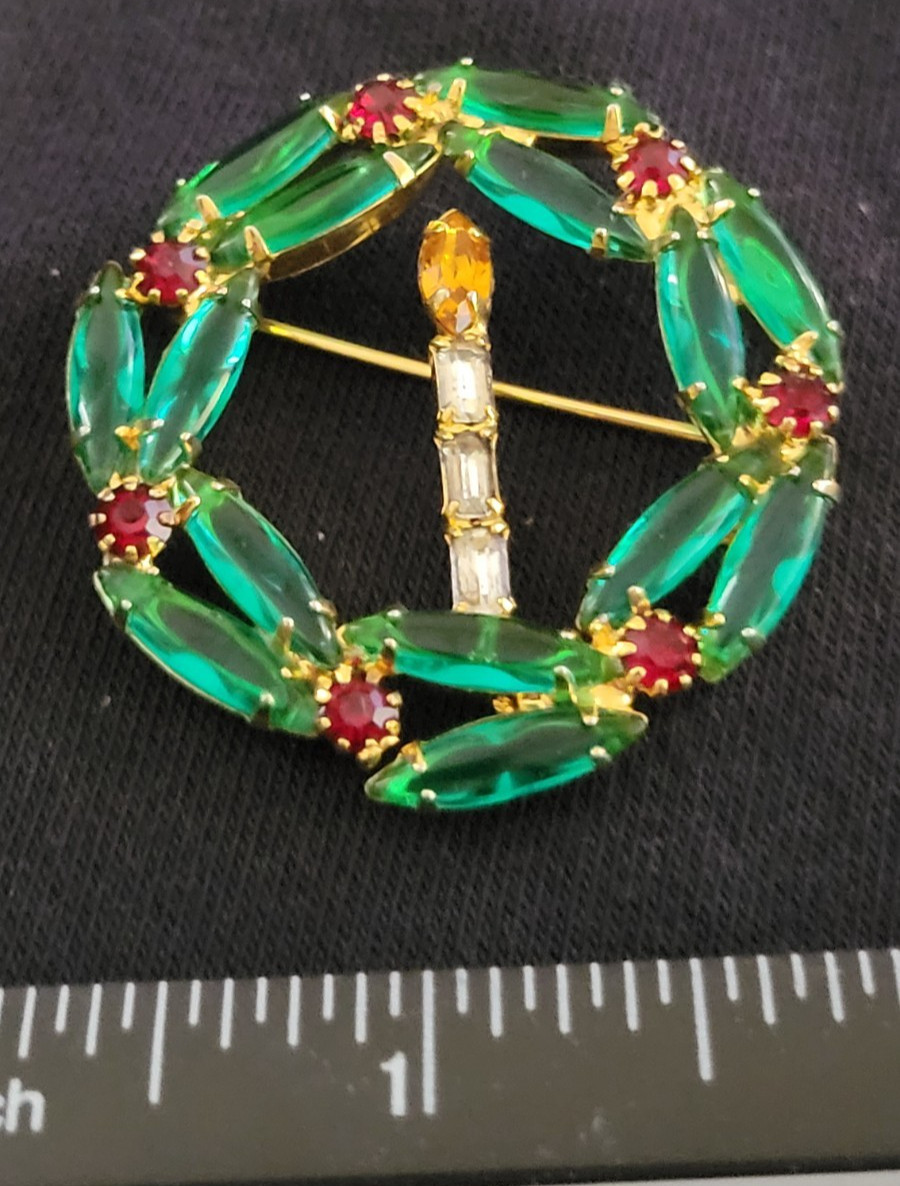 Vintage 50’s green glass rhinestone brooch Unsigned (WREATH)