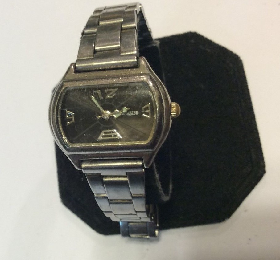 Collectible S 2 Squre womens watch,runs good has wear/age,bold silver tone L497