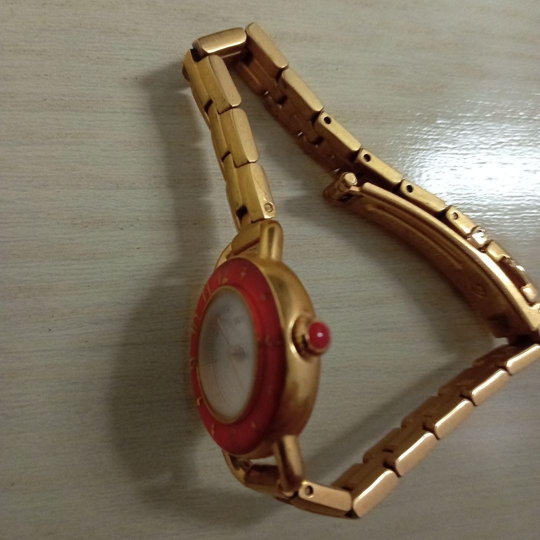 Wired watch, gold, red.