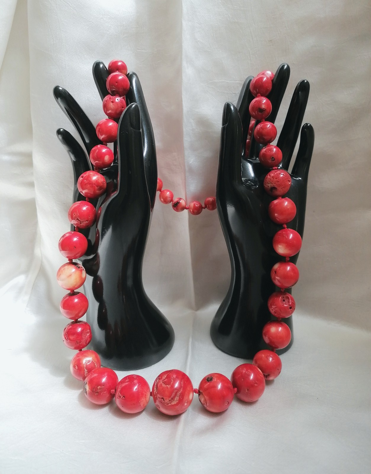 SPECTACULAR RED BAMBOO CORAL MAXI BALL CLIMBING NECKLACE, NEW.