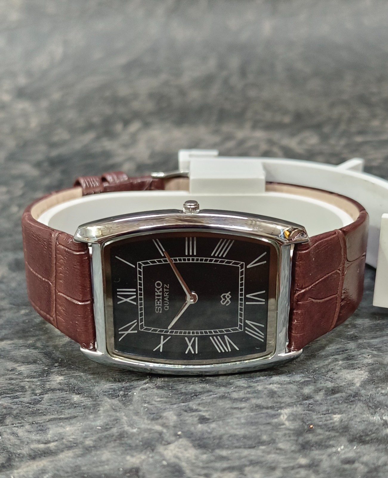 Seiko Two Hands Quartz Slim Wristwatch Elegant Minimal Dress Watch for Men