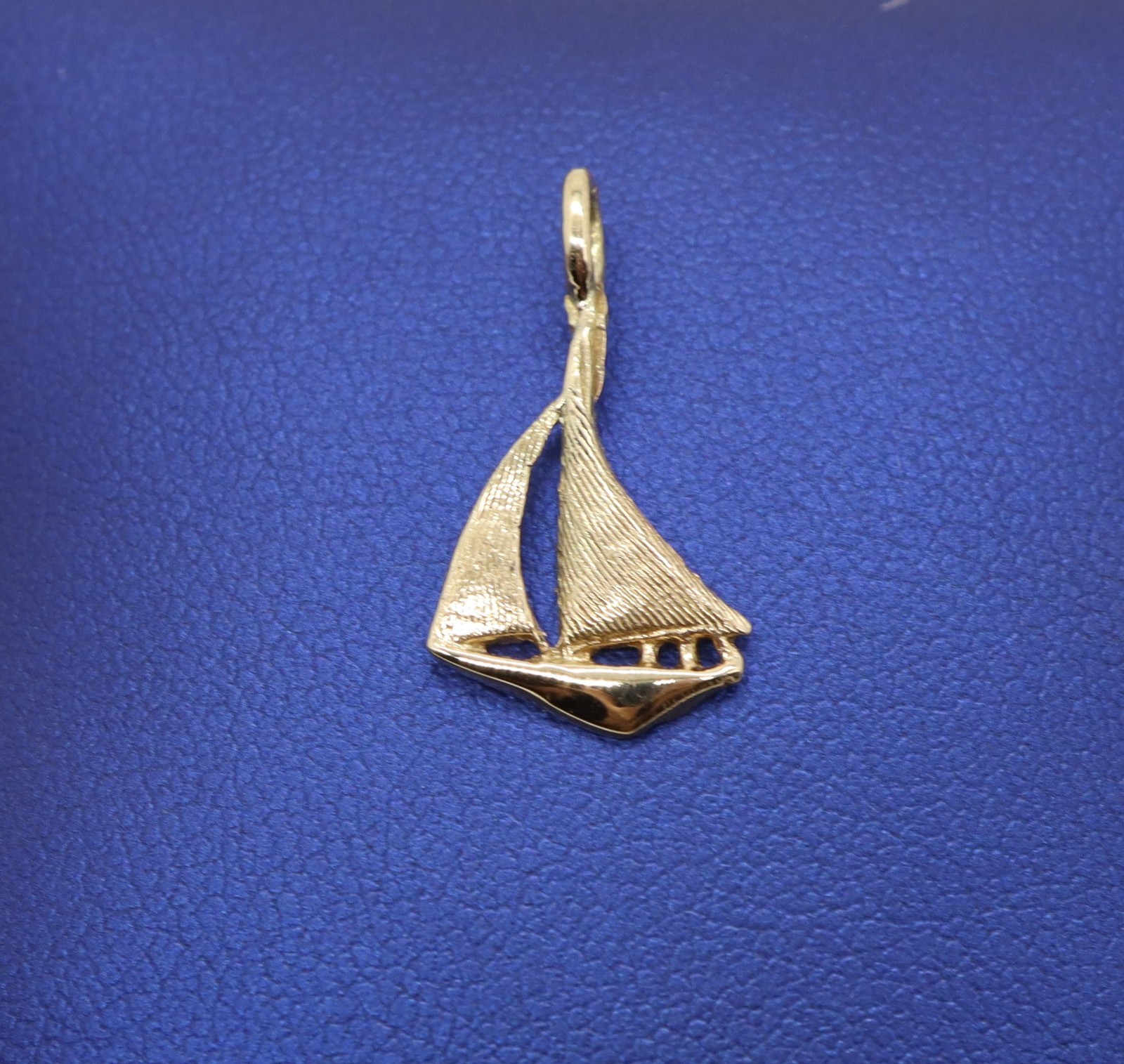 Petite 14K Yellow Gold 3/4″ Sailboat Pendant Charm 0.68 grams