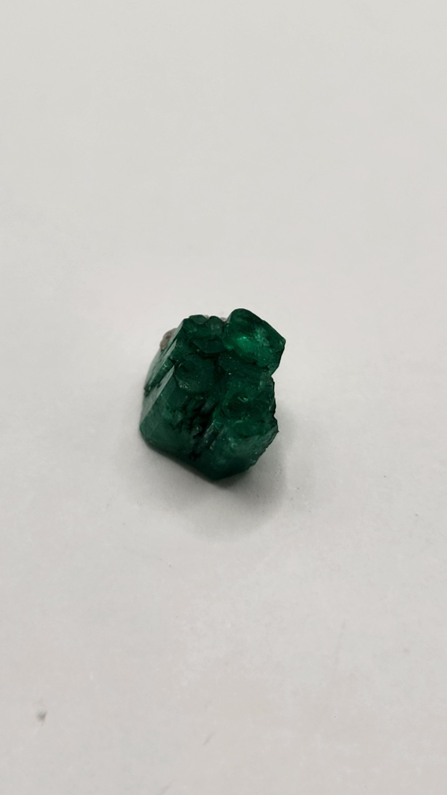 Macla de Esmeralda En Bruto 3,24cts, Pieza especial, cristales con terminación
