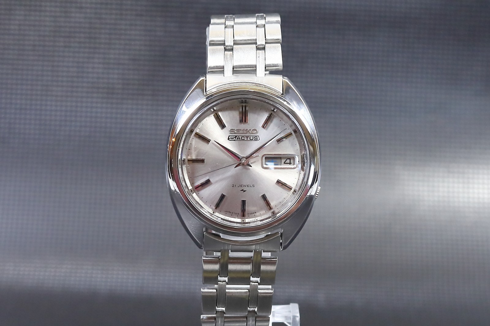 Vintage Seiko 5 Actus 7019-7070 Auto 21J Silver Sunburst Day-Date JDM
