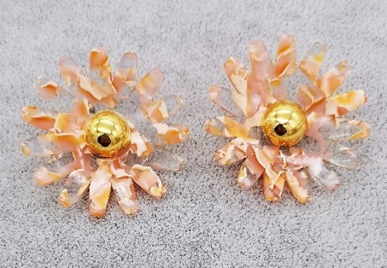 LELE SADOUGHI OVERSIZED 5CM Lucite & Gold Daisy Button Stud Earrings GIFT