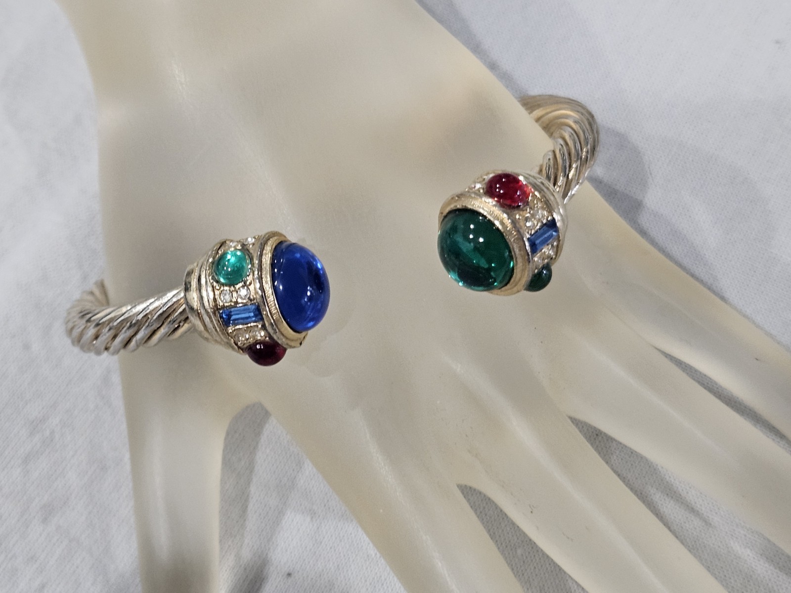 Beautiful Vtg gripoix Cabachon Blue Red Green gold tone cable cuff bracelet