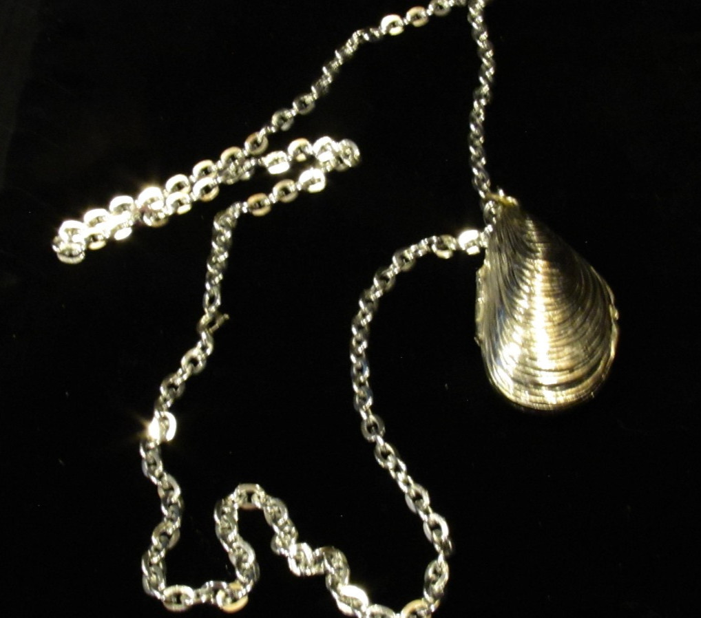 VTG Estee Lauder Aliage Mussel Shell Perfume Locket Pendant Necklace w/Perfume