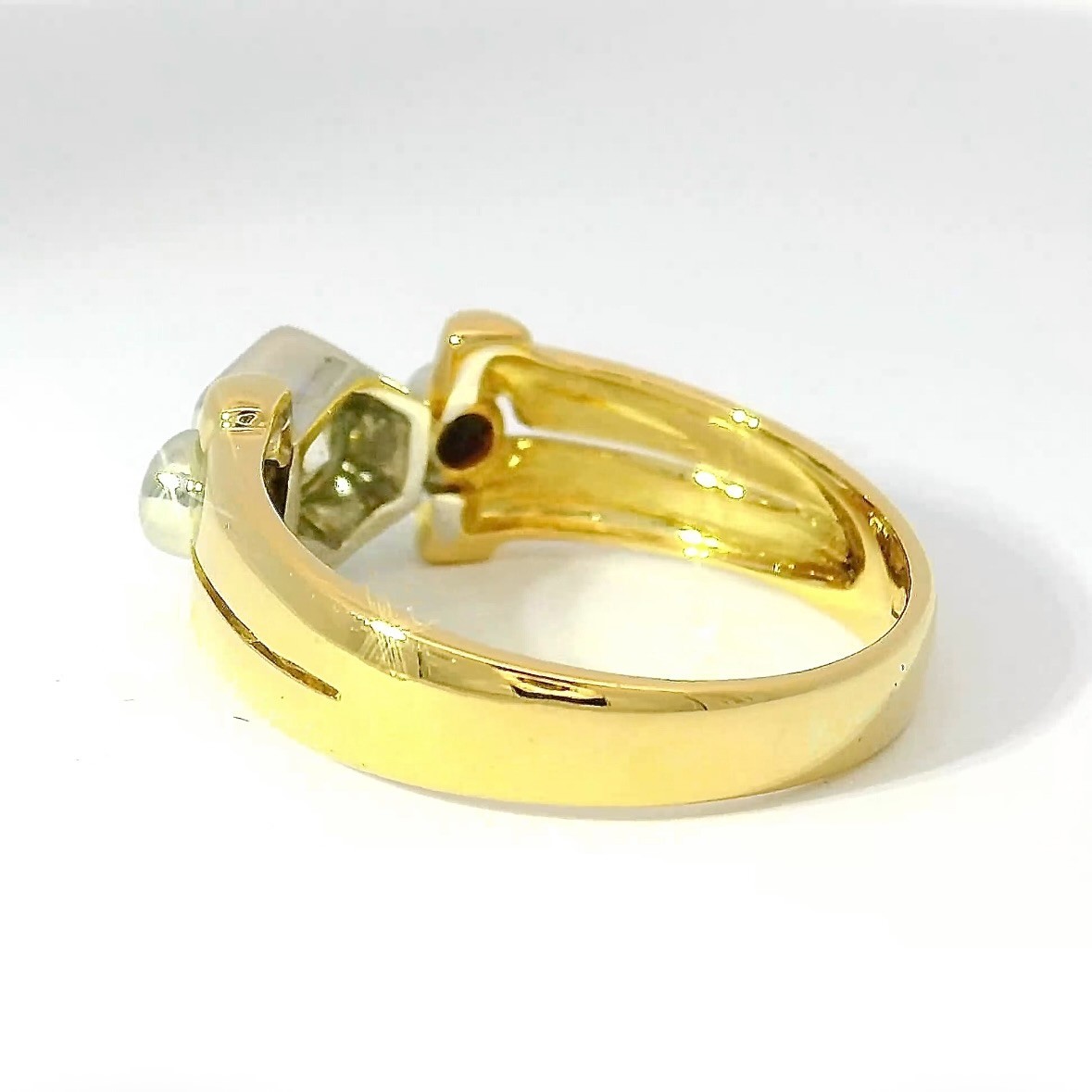 Elegant Two Tone Ring in 18ct Gold with Large Brilliant & Diamonds