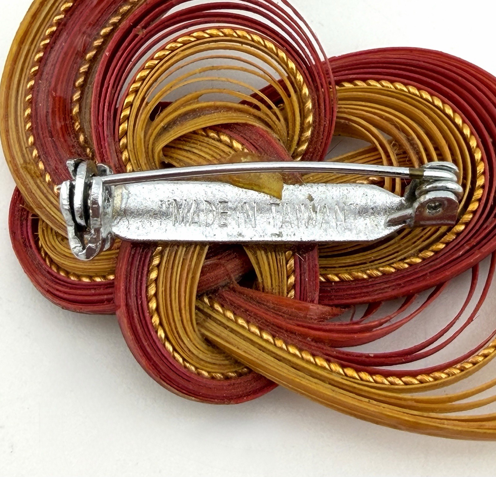Vintage Bamboo Quilled Brooch Twisted Knot Black Tan Red 2″ Retro 60’s – 70’s